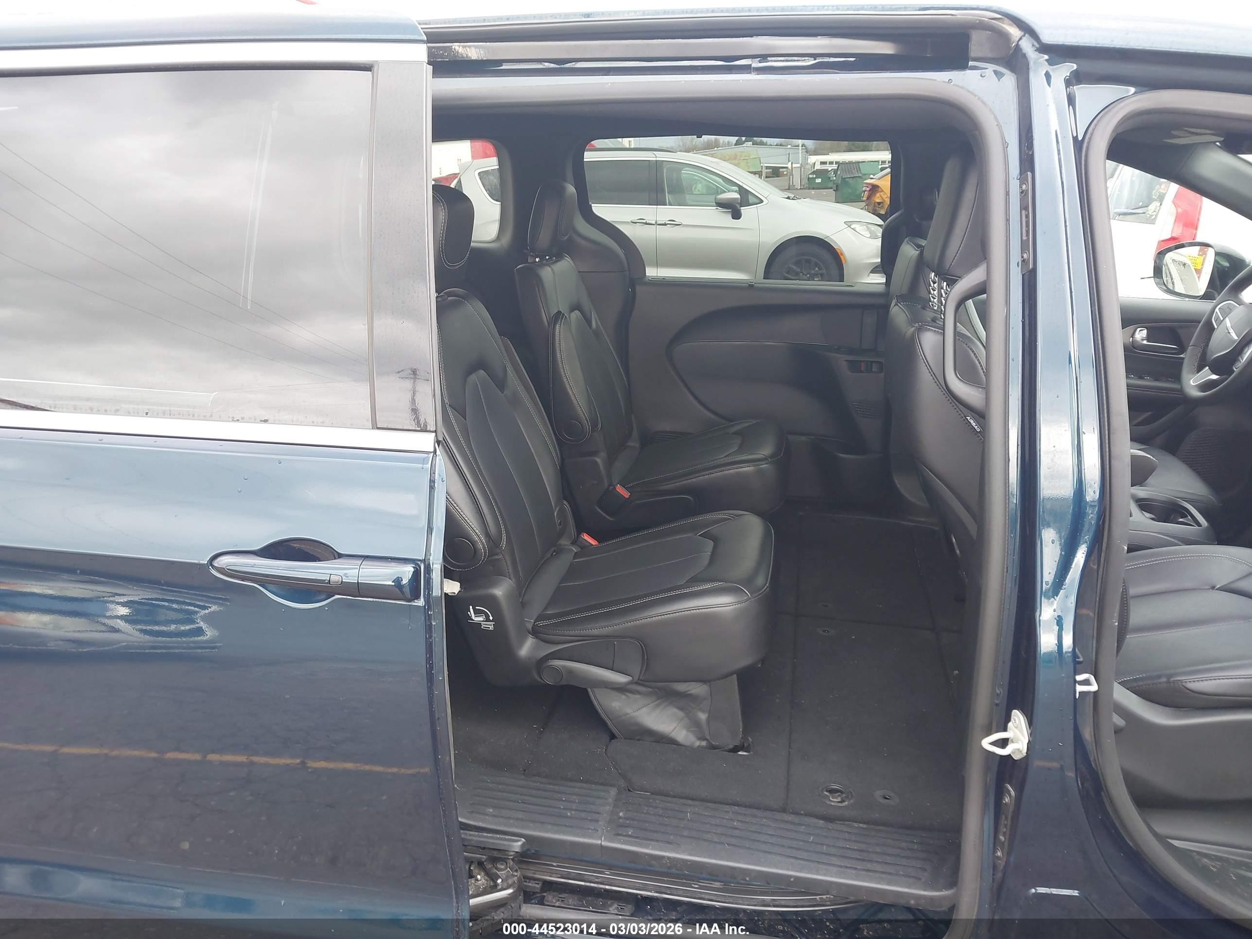 CHRYSLER PACIFICA image 8