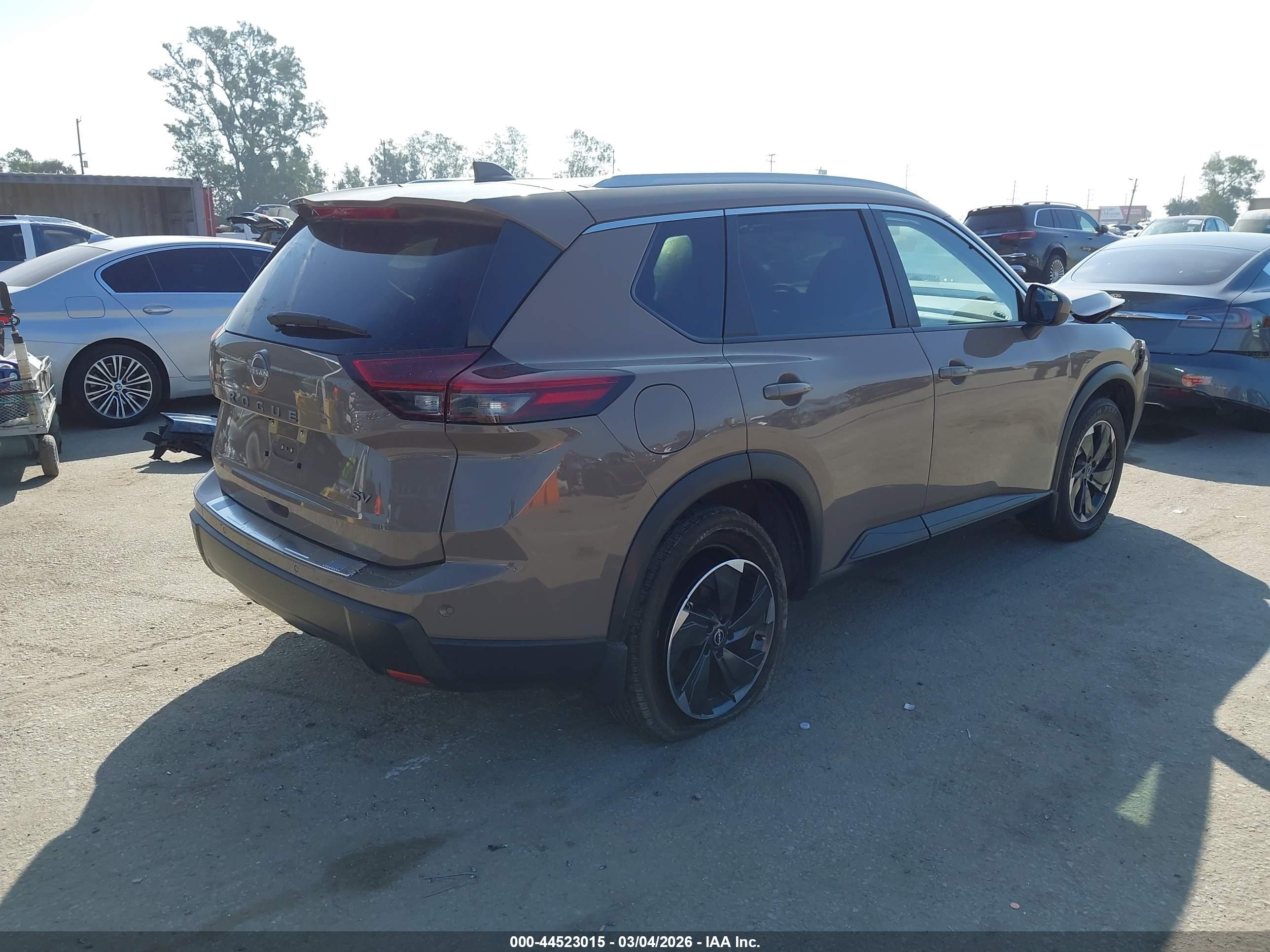 NISSAN ROGUE image 4