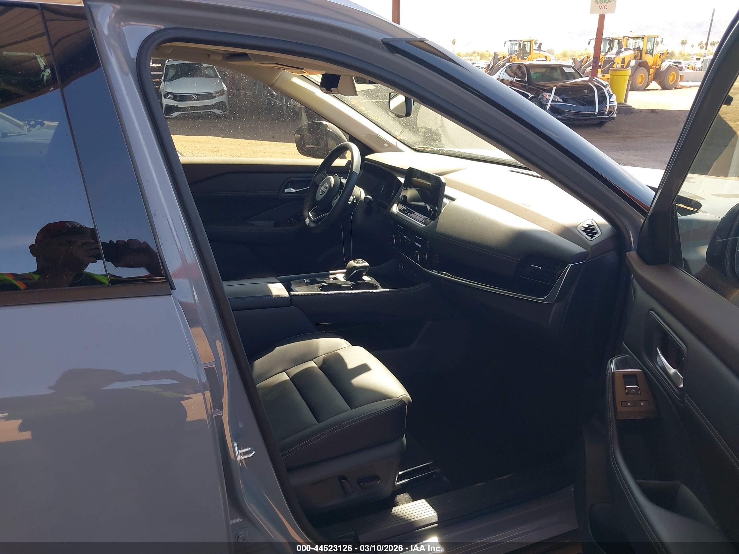 NISSAN ROGUE image 5