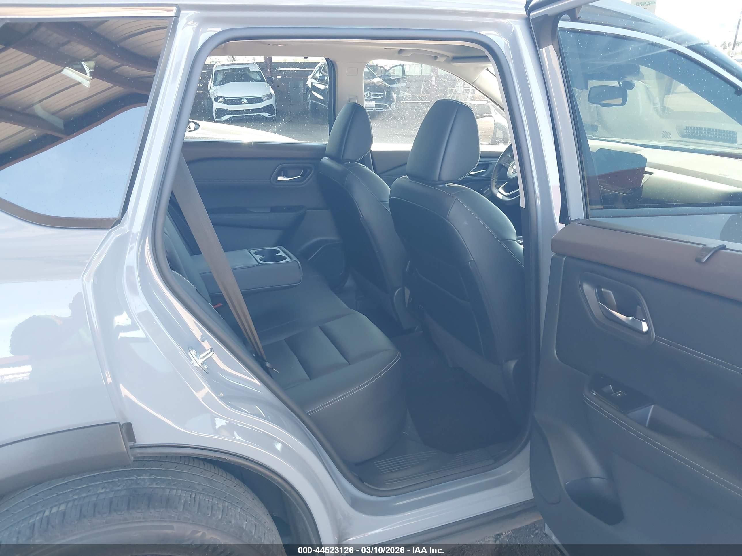 NISSAN ROGUE image 8