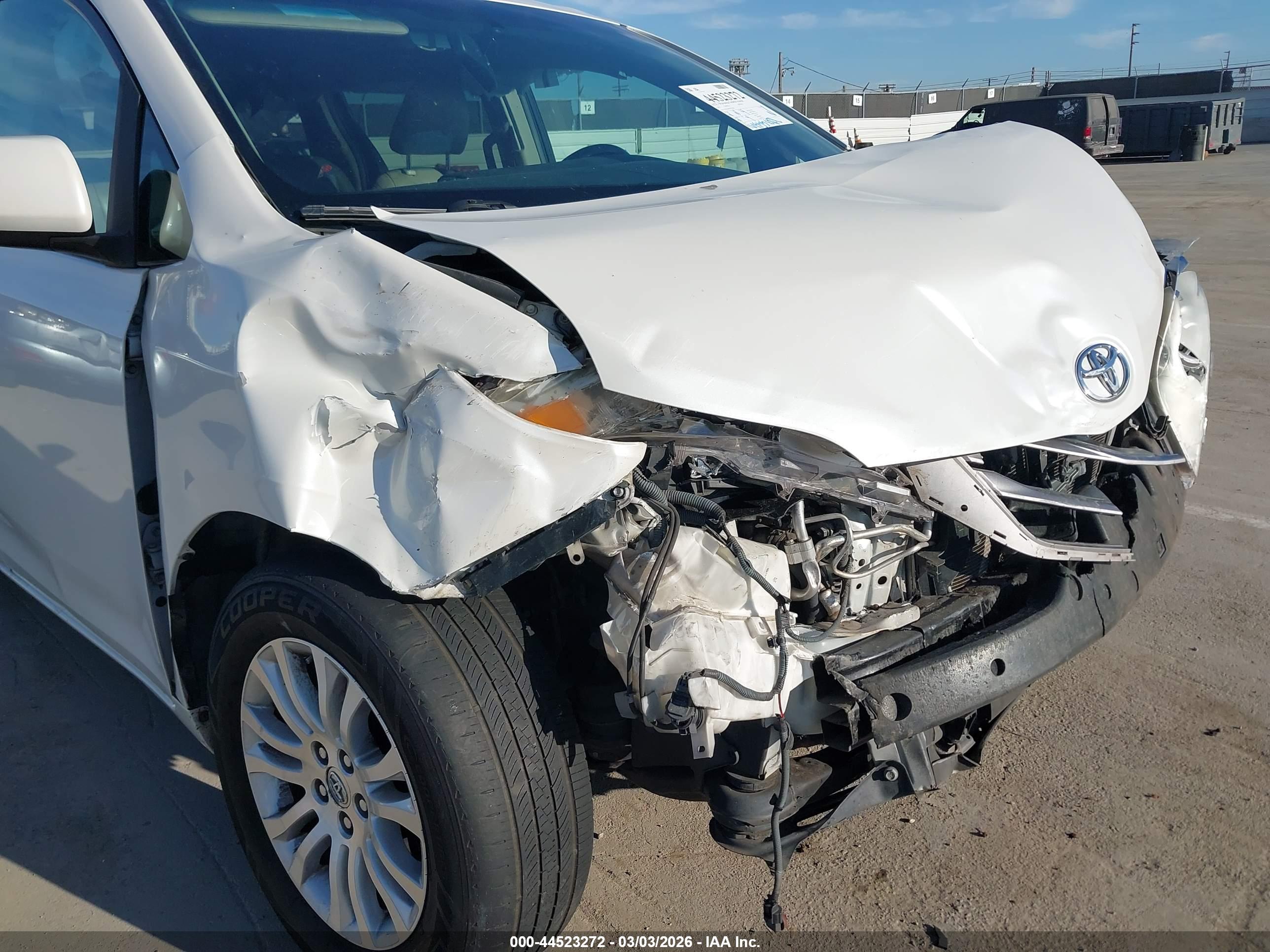 TOYOTA SIENNA image 6