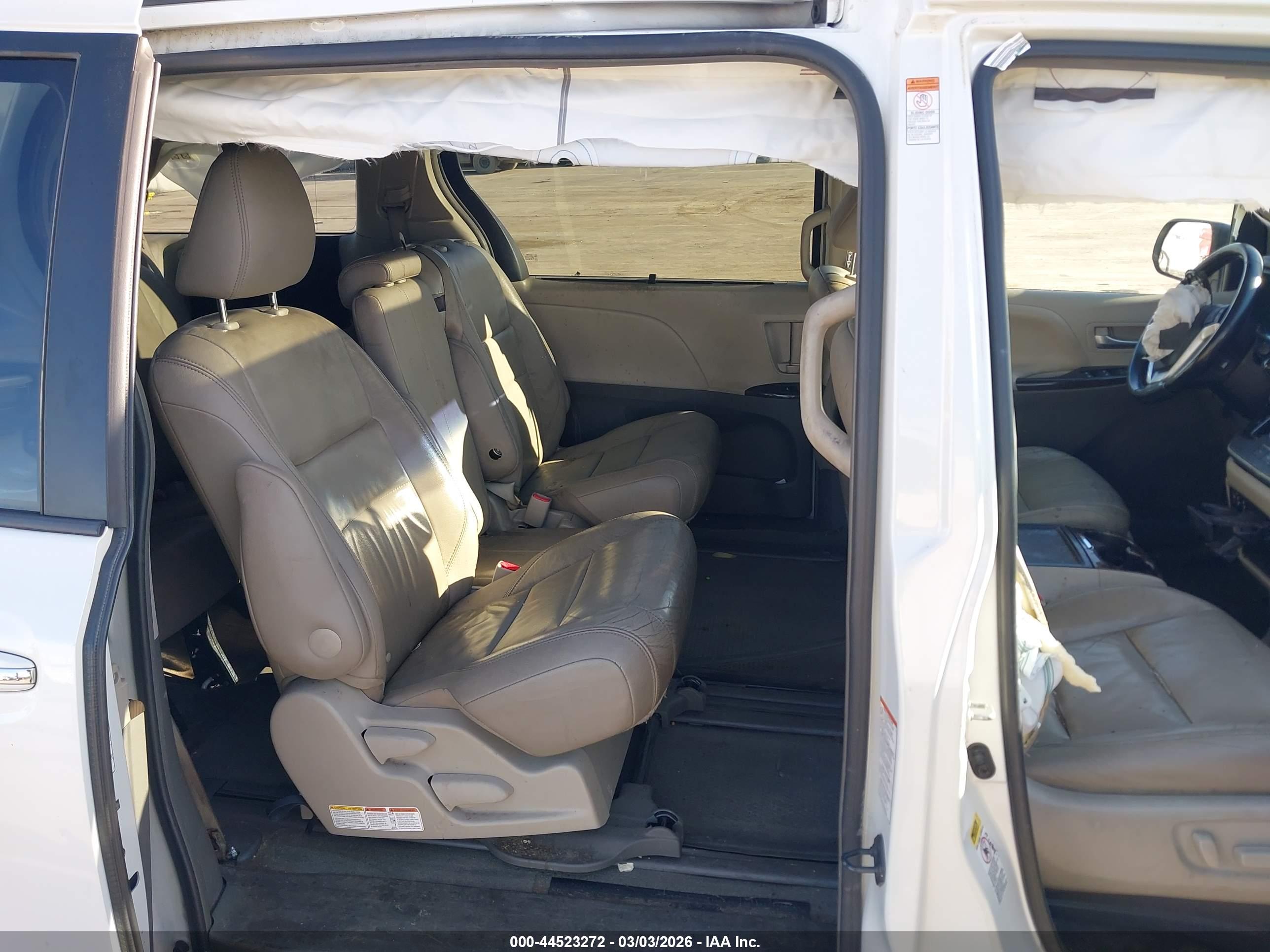 TOYOTA SIENNA image 8