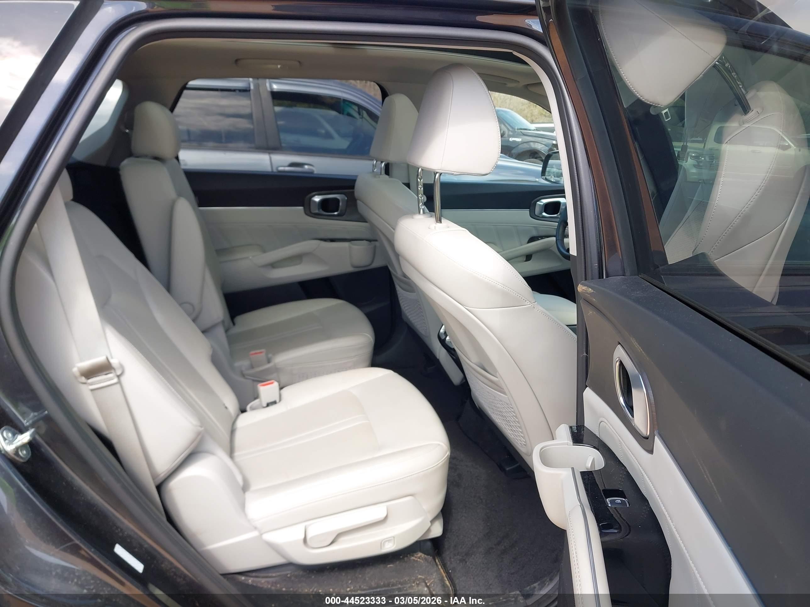 KIA SORENTO image 8