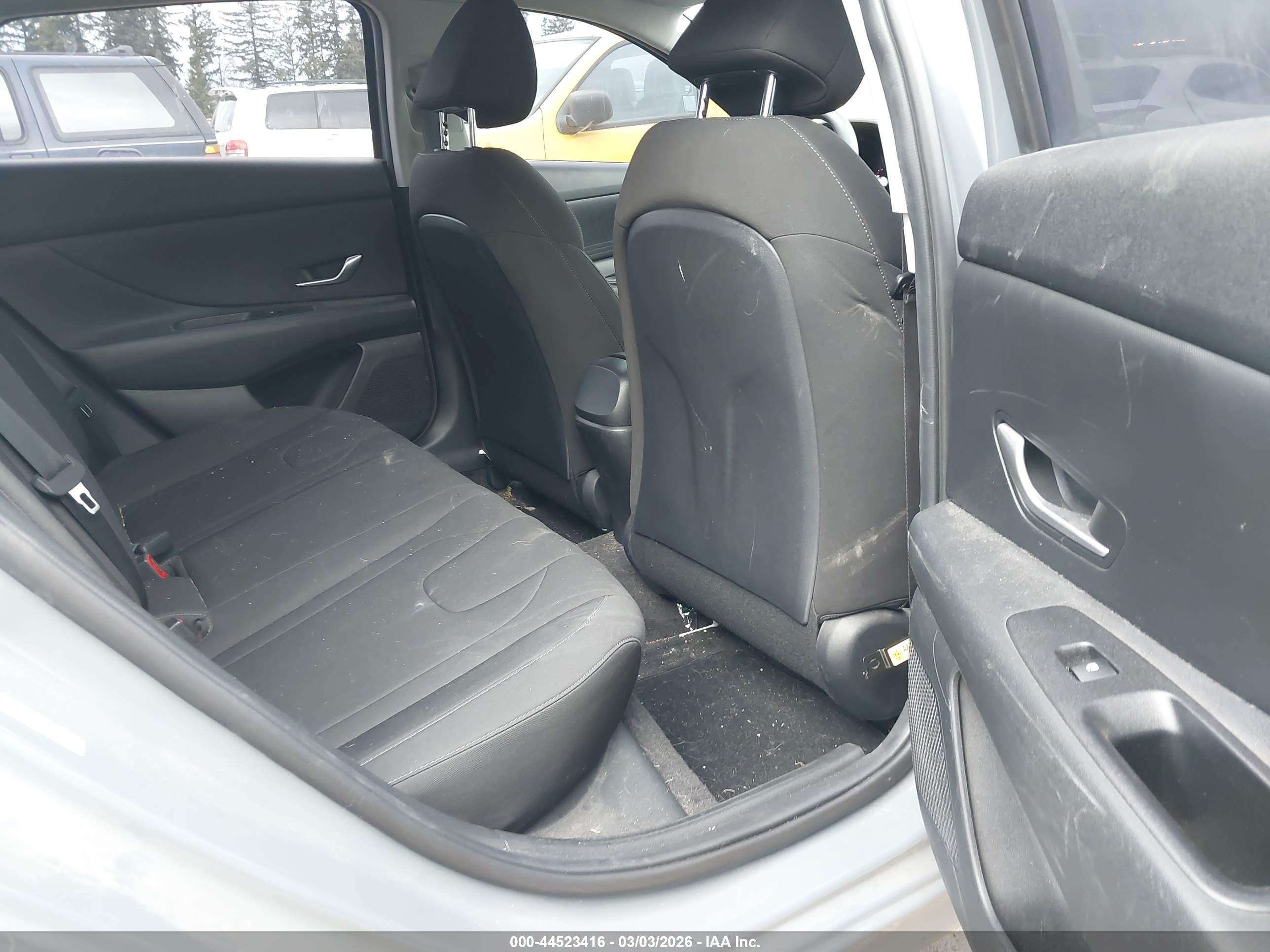 HYUNDAI ELANTRA image 8