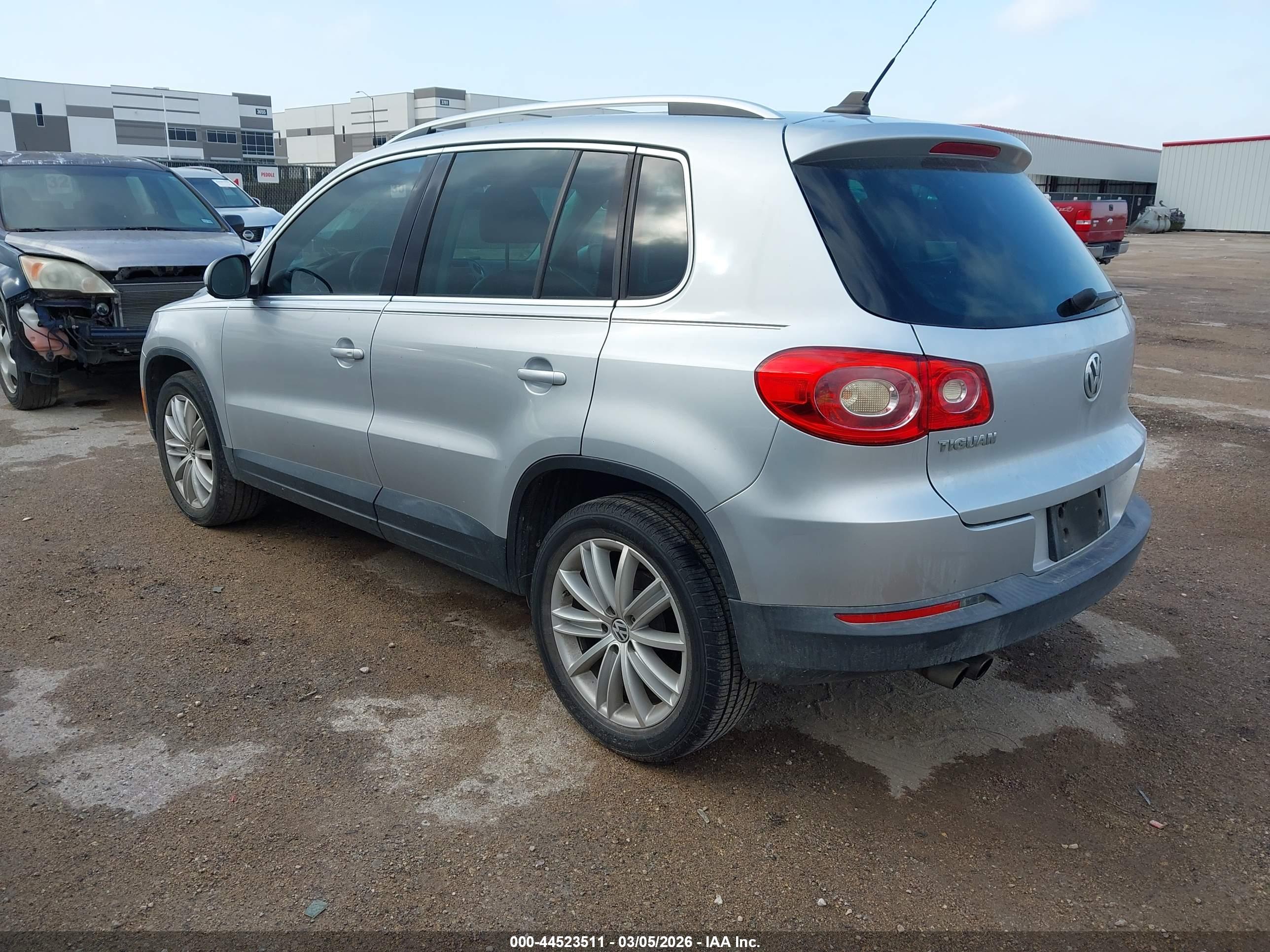 VOLKSWAGEN TIGUAN image 3