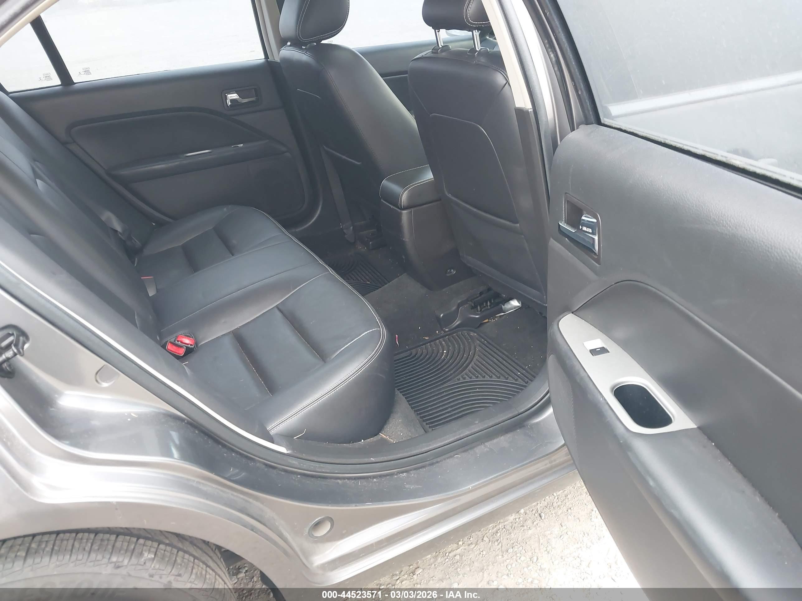 FORD FUSION image 8