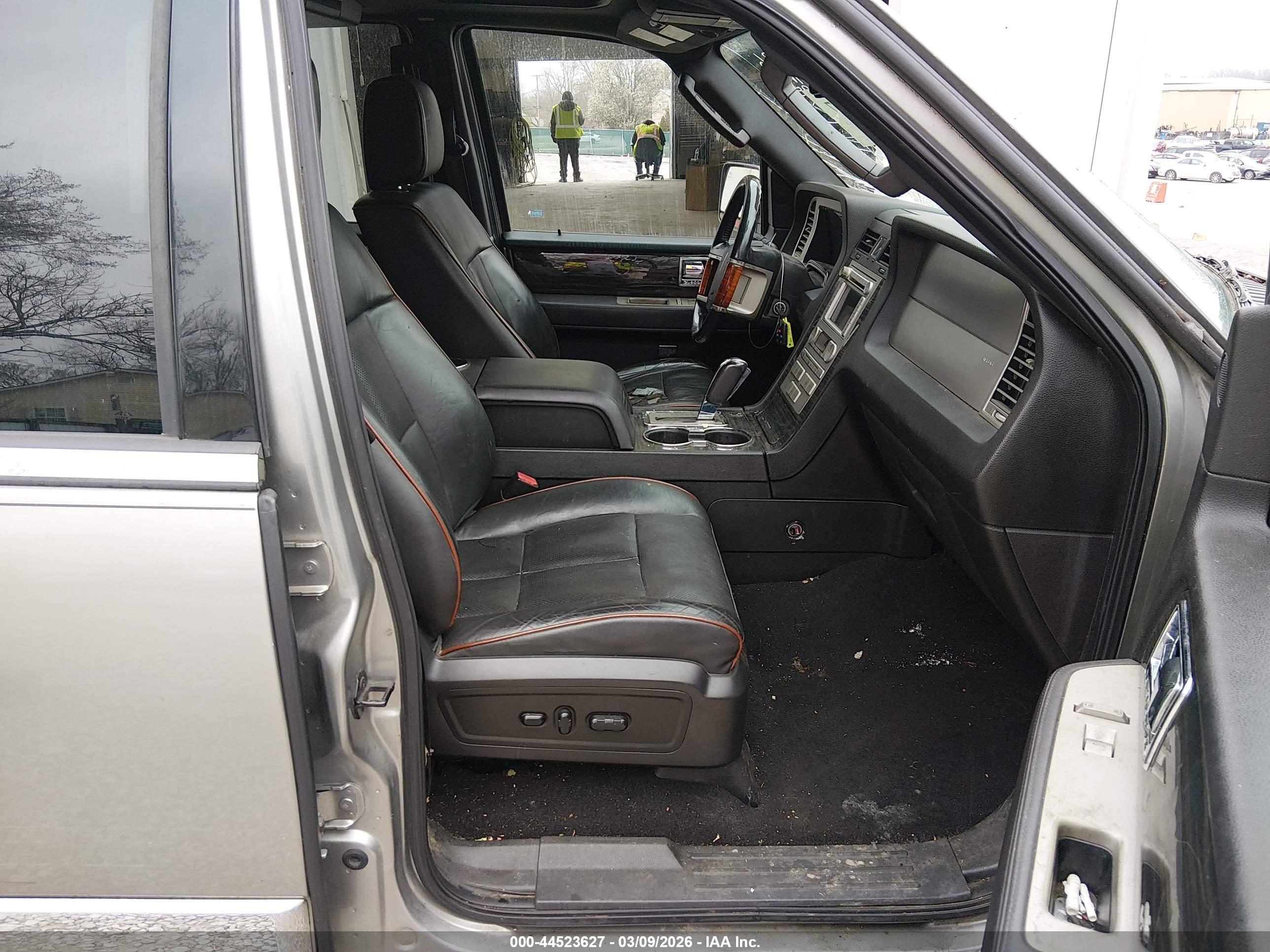 LINCOLN NAVIGATOR image 5