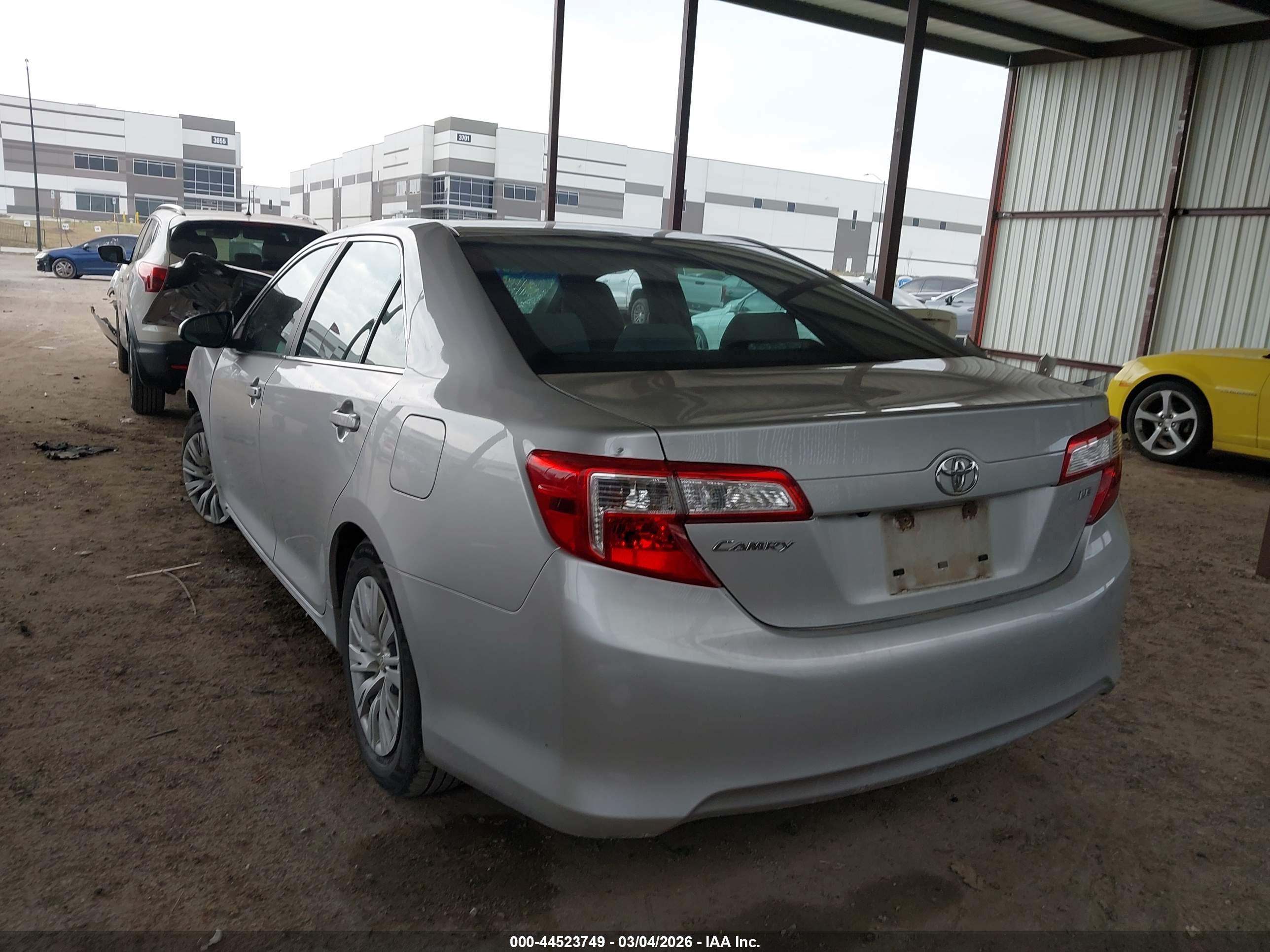 TOYOTA CAMRY image 3