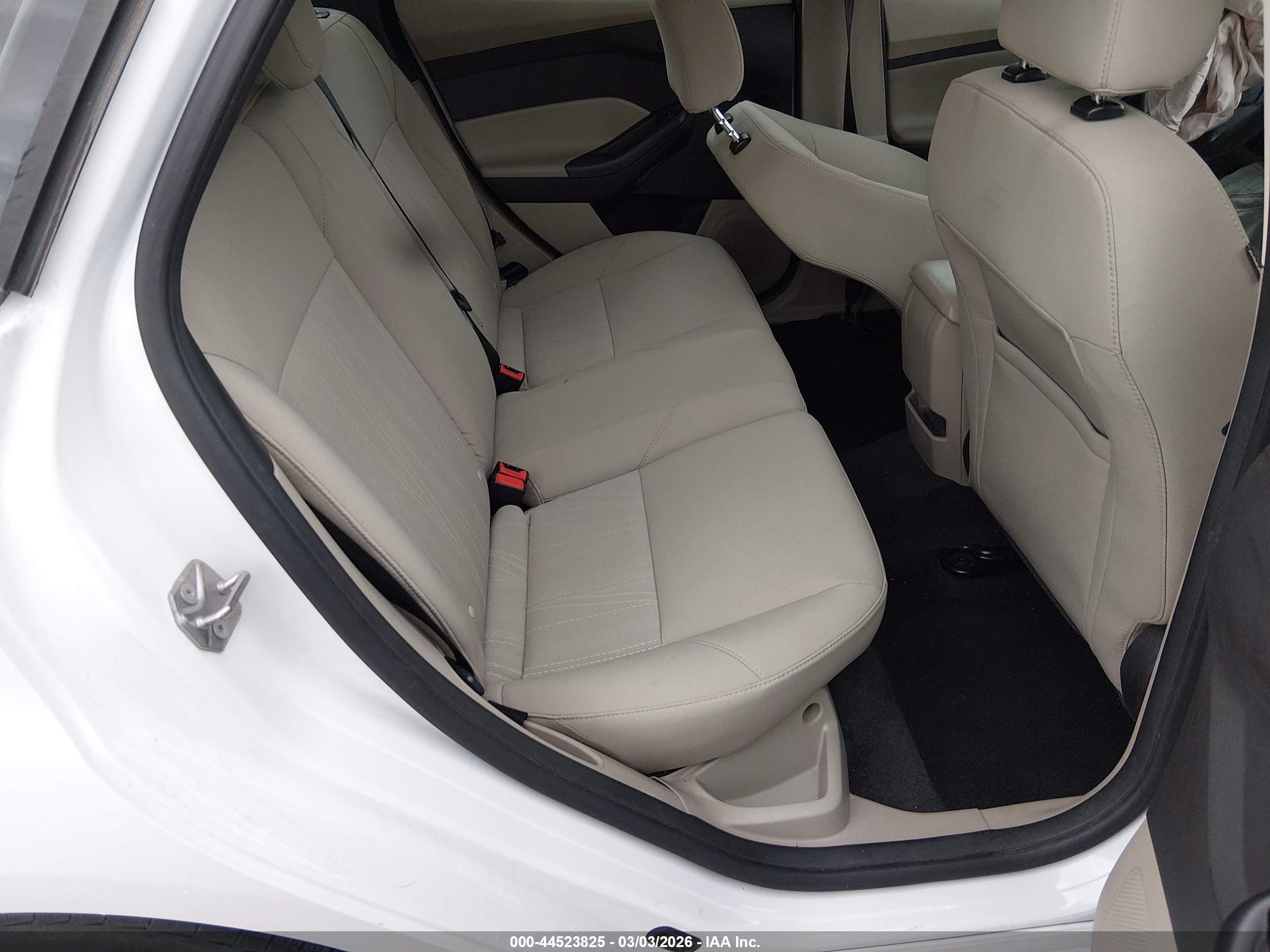 FORD FOCUS image 8