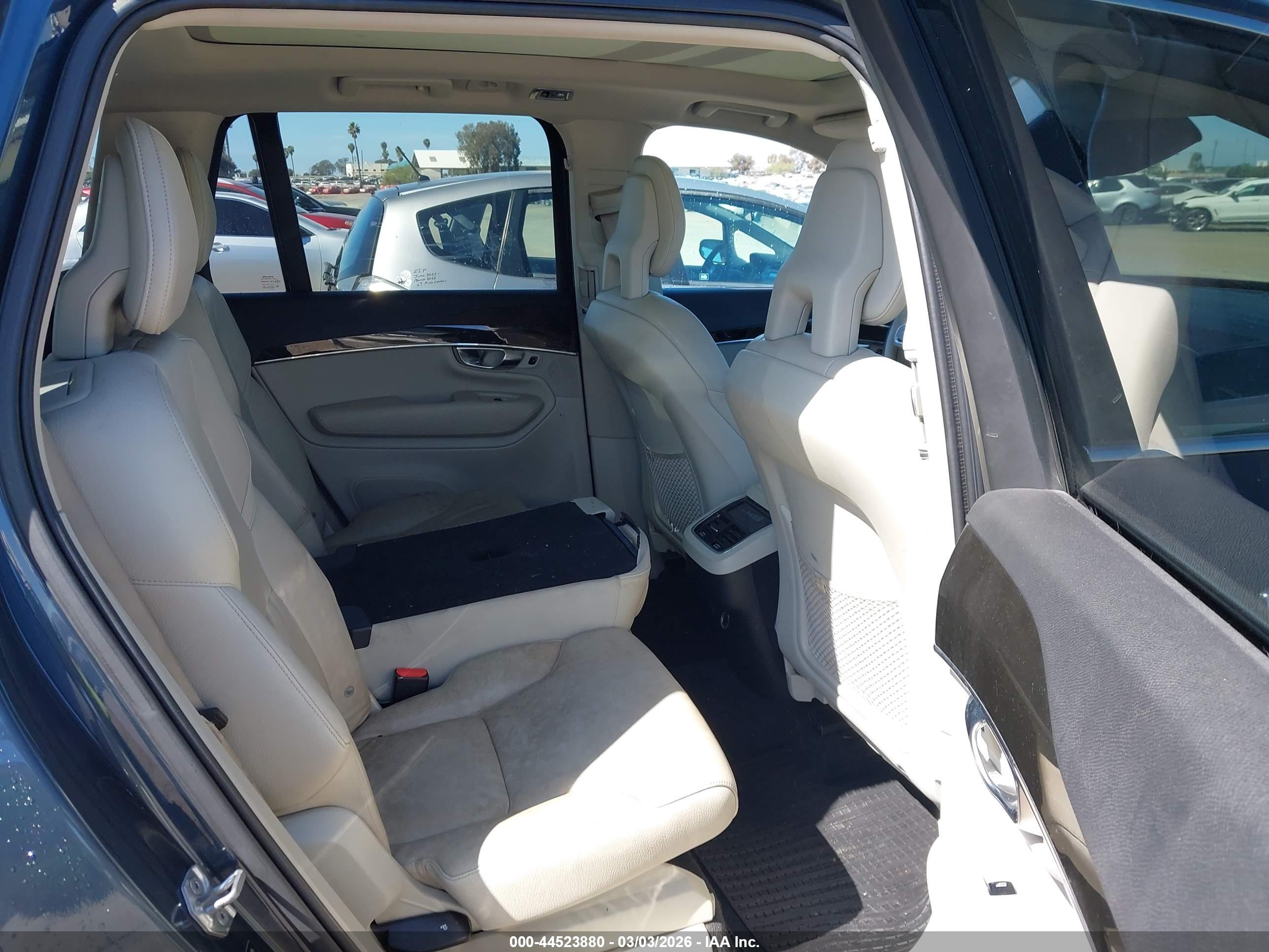 VOLVO XC90 image 8