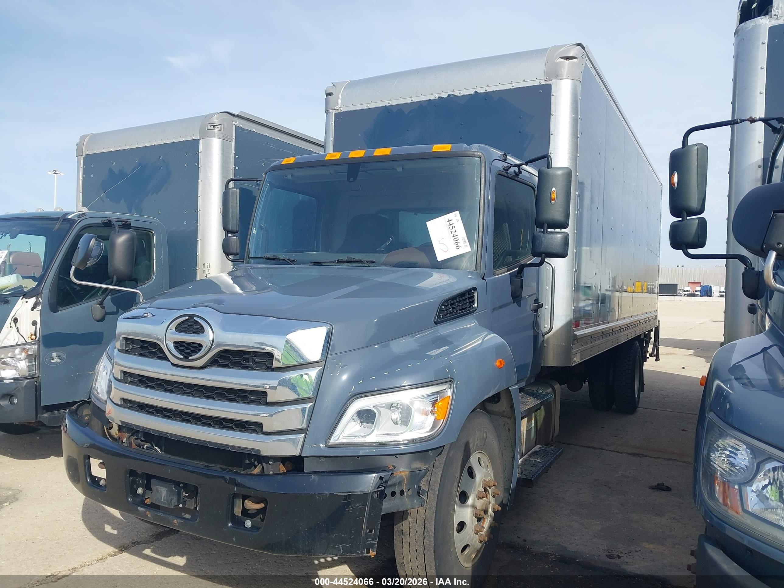 HINO 238/258/268 image 2