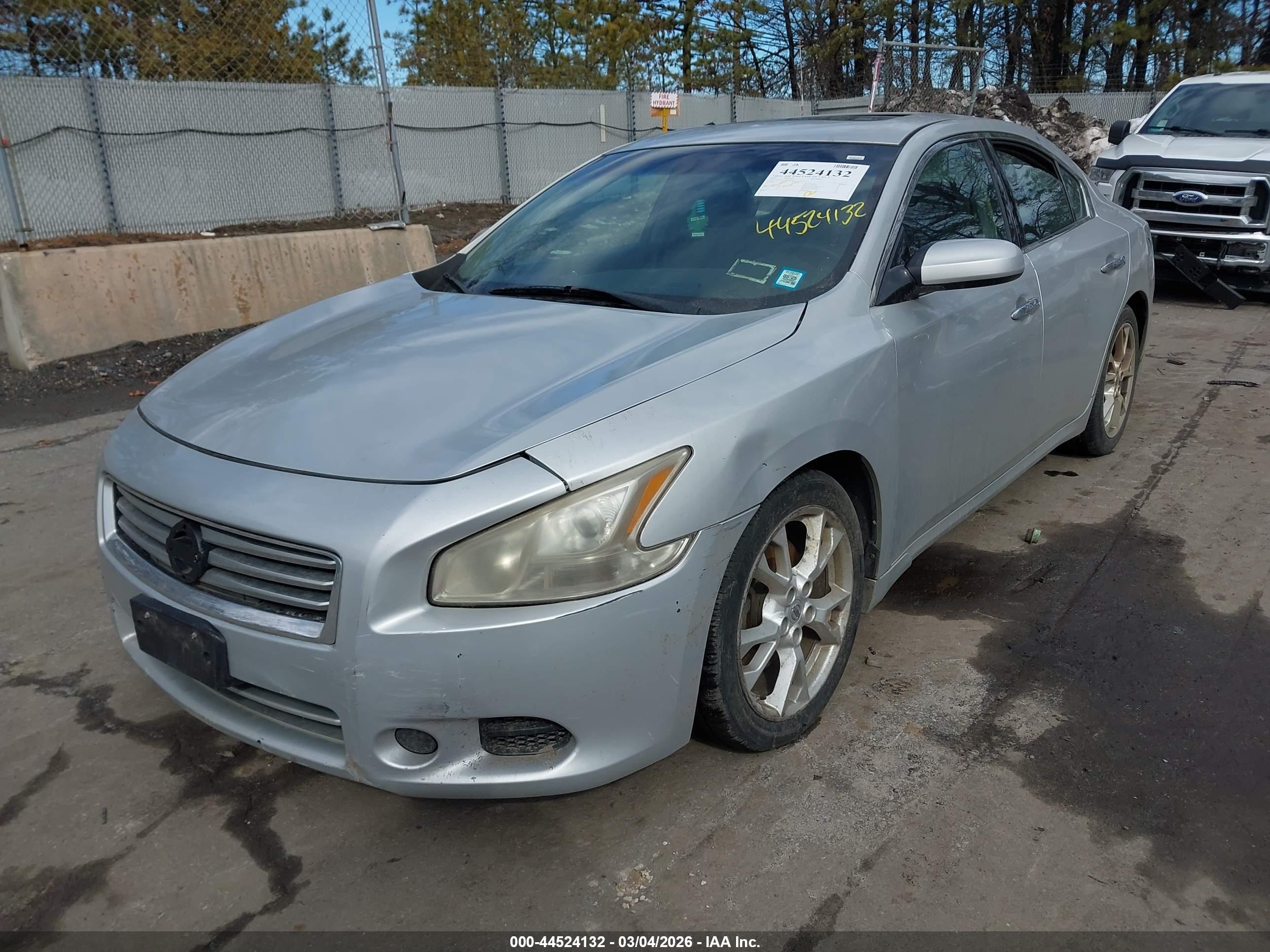 NISSAN MAXIMA image 2