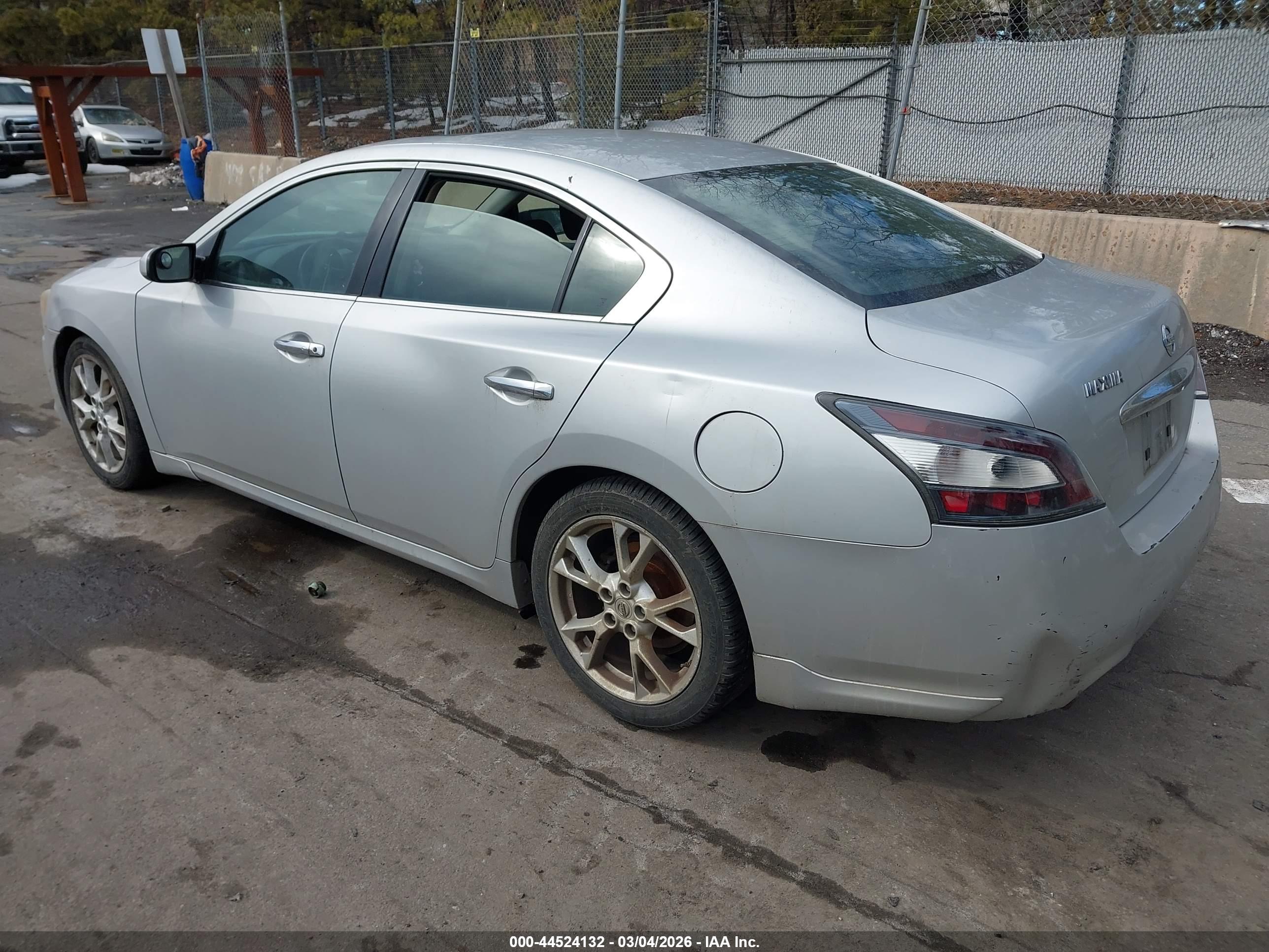 NISSAN MAXIMA image 3