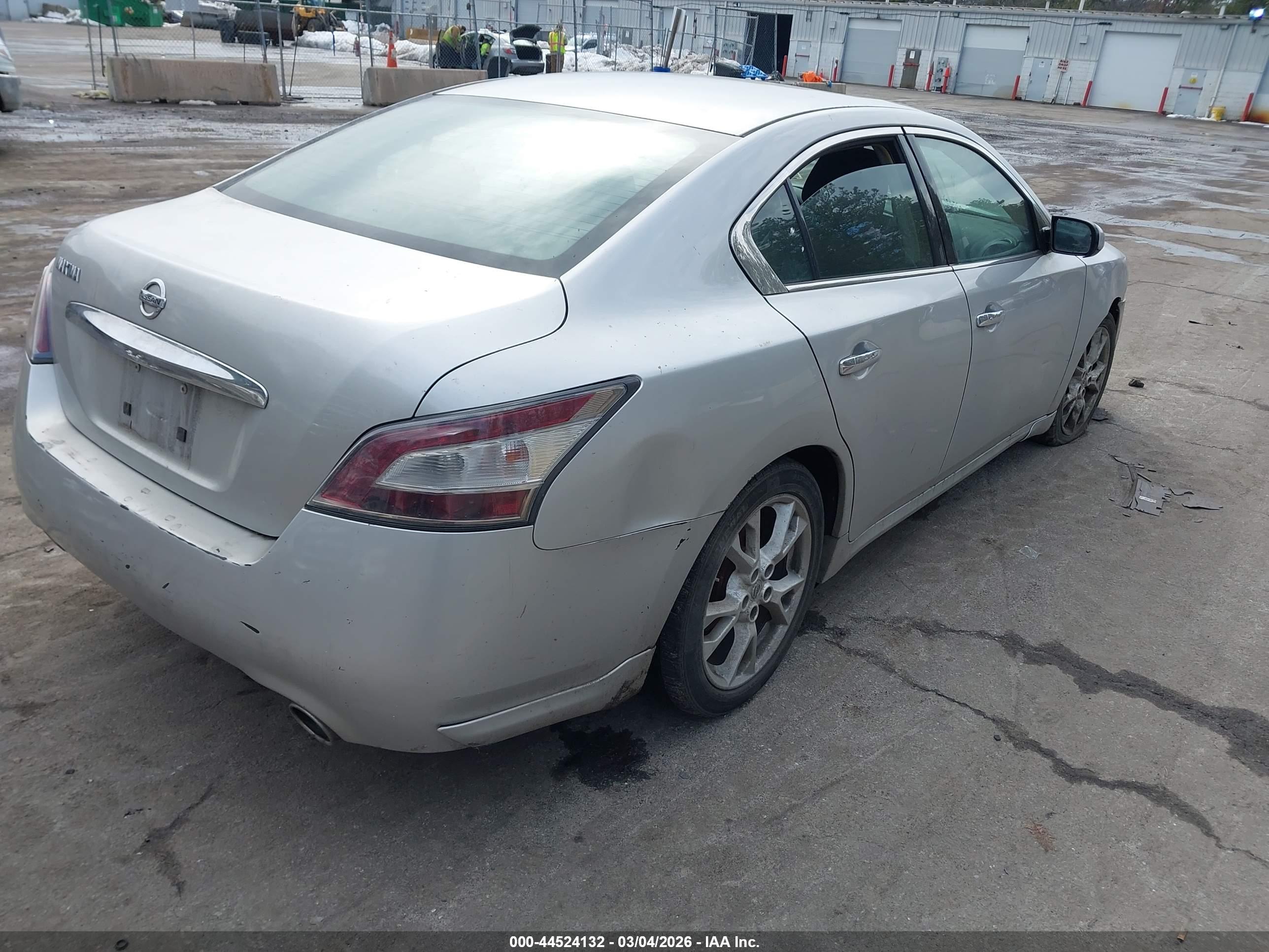 NISSAN MAXIMA image 4