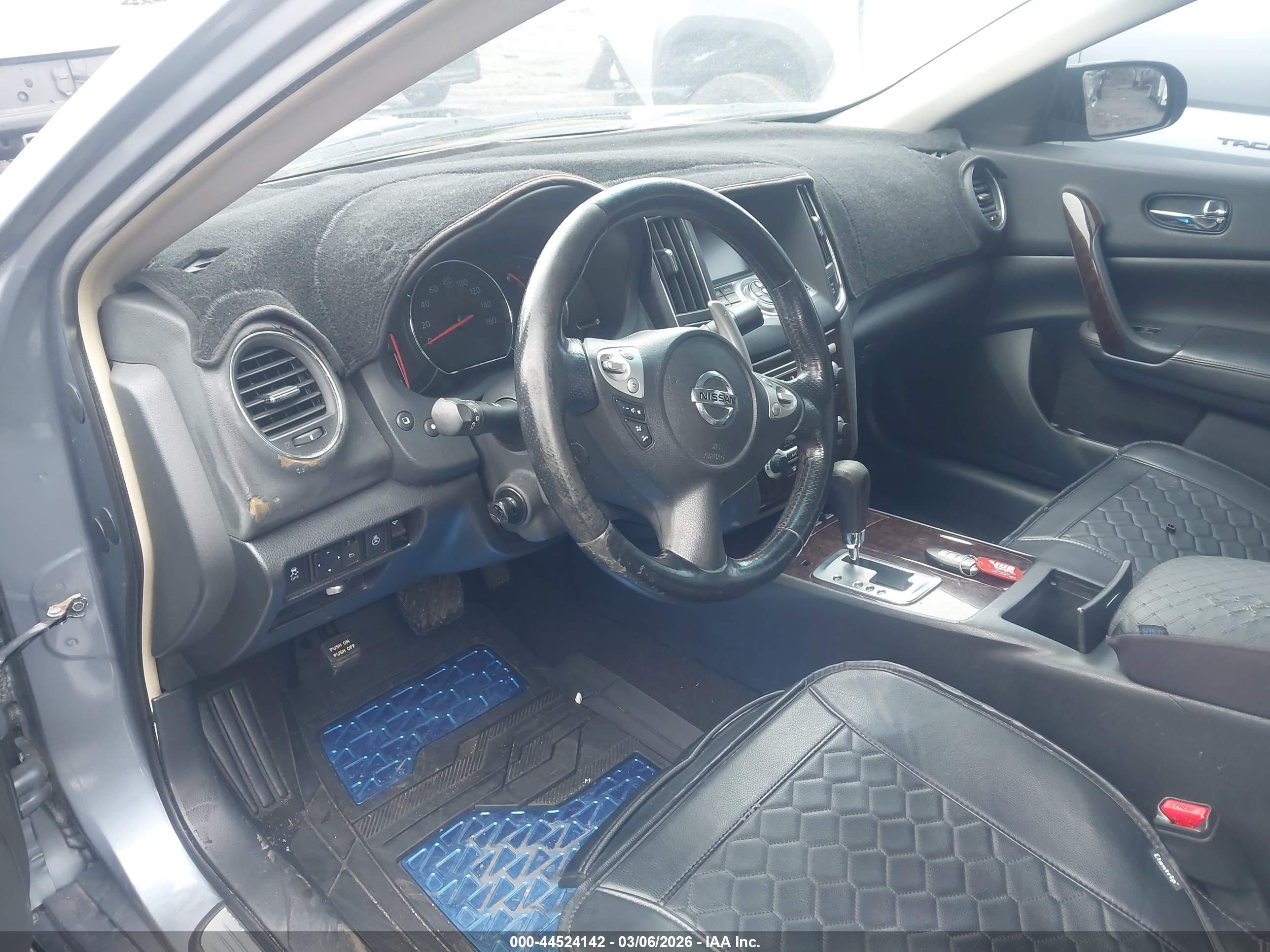 NISSAN MAXIMA image 5