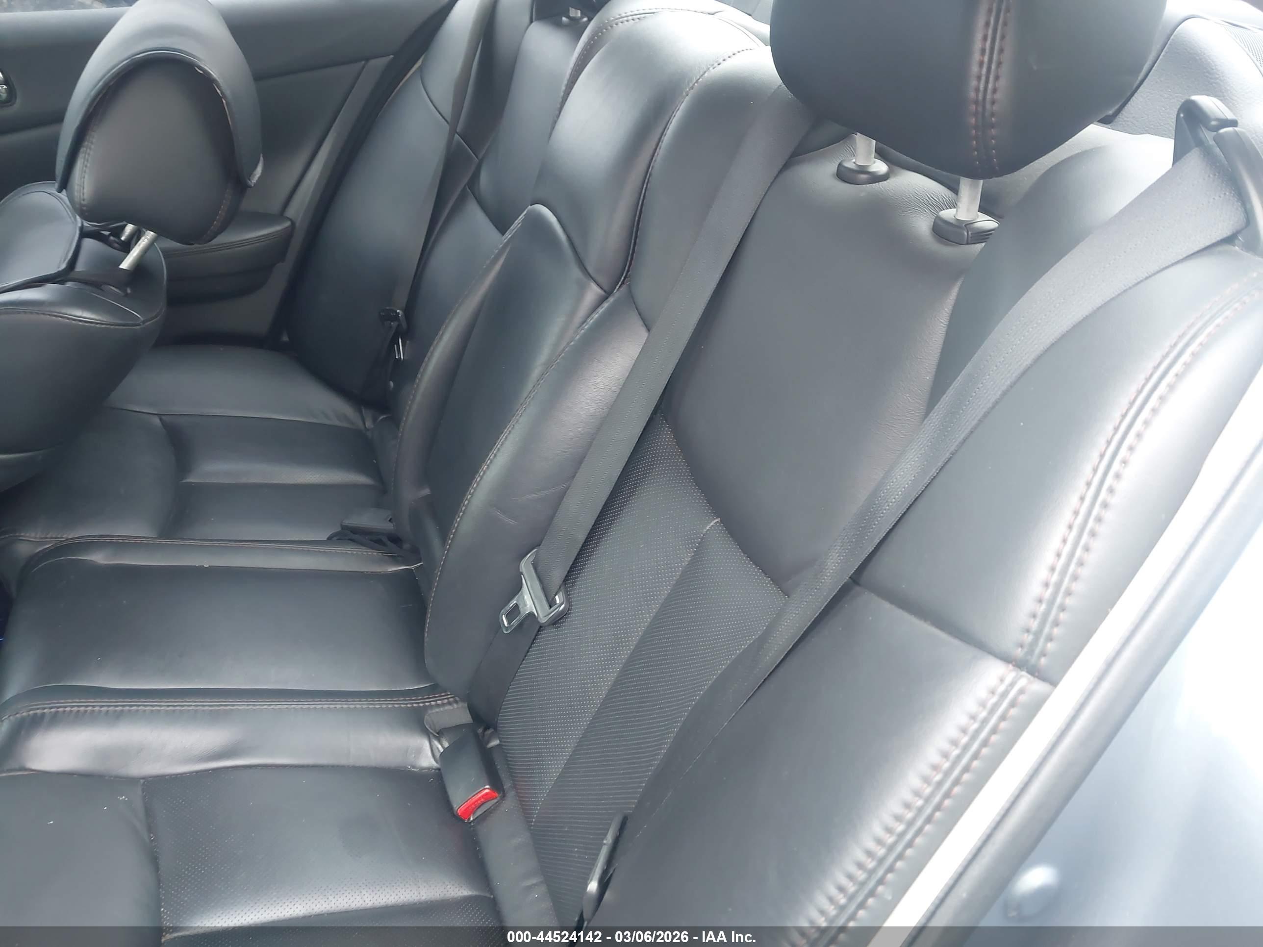 NISSAN MAXIMA image 8