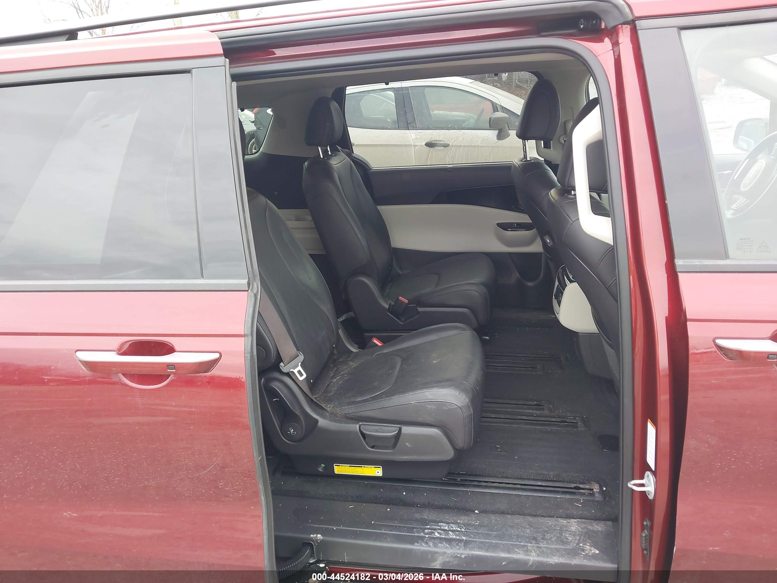 KIA CARNIVAL image 8