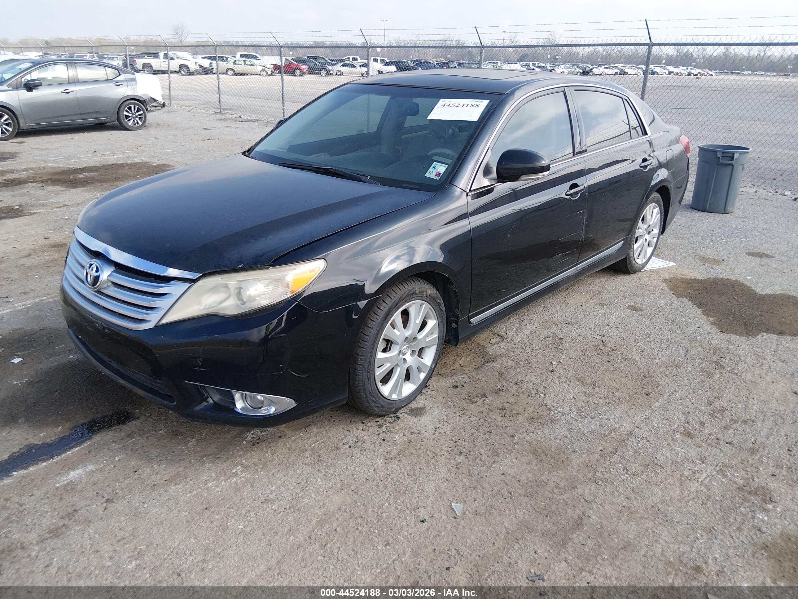TOYOTA AVALON image 2
