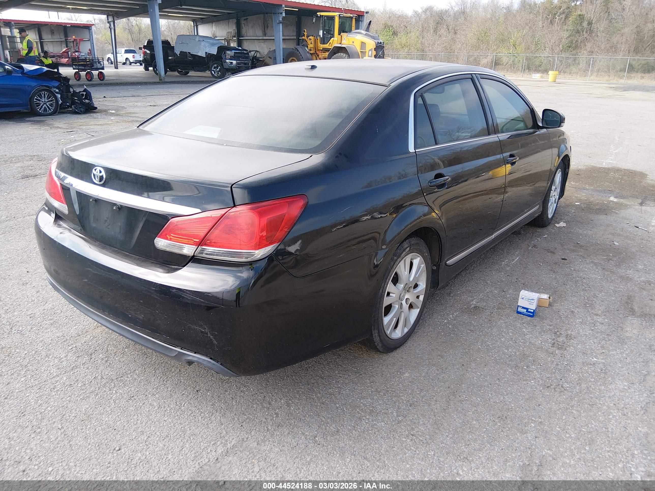 TOYOTA AVALON image 4