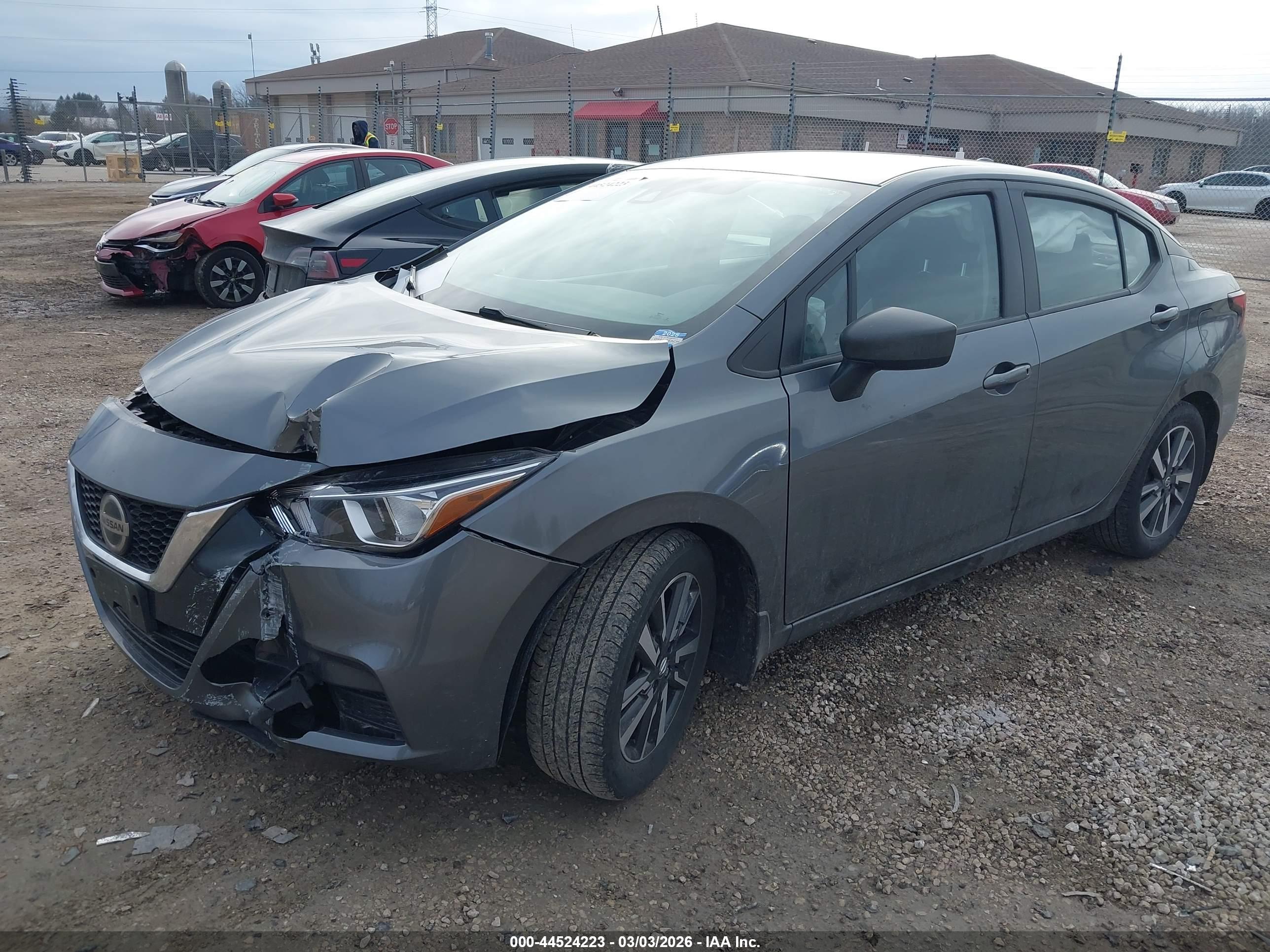 NISSAN VERSA image 2