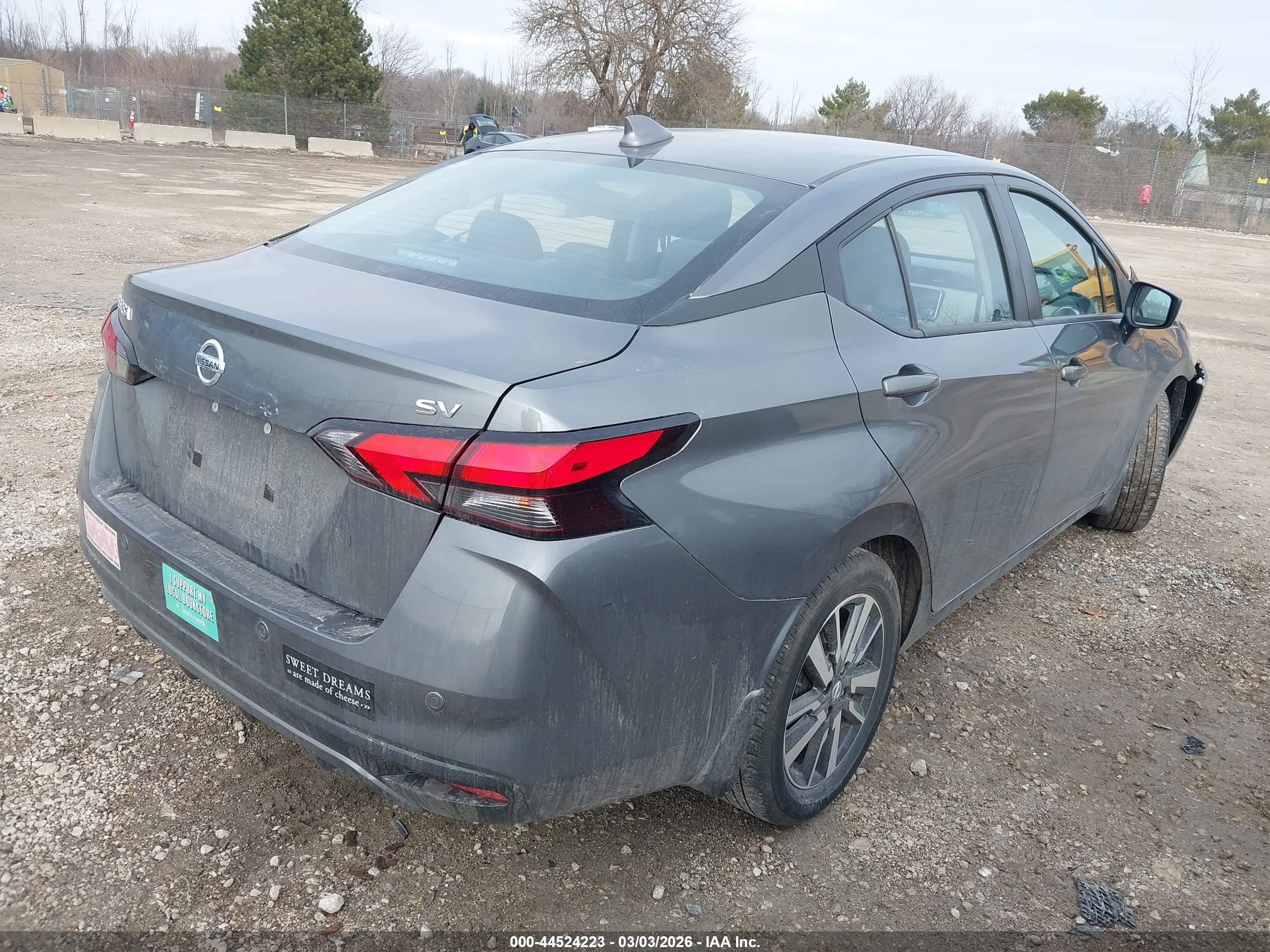 NISSAN VERSA image 4