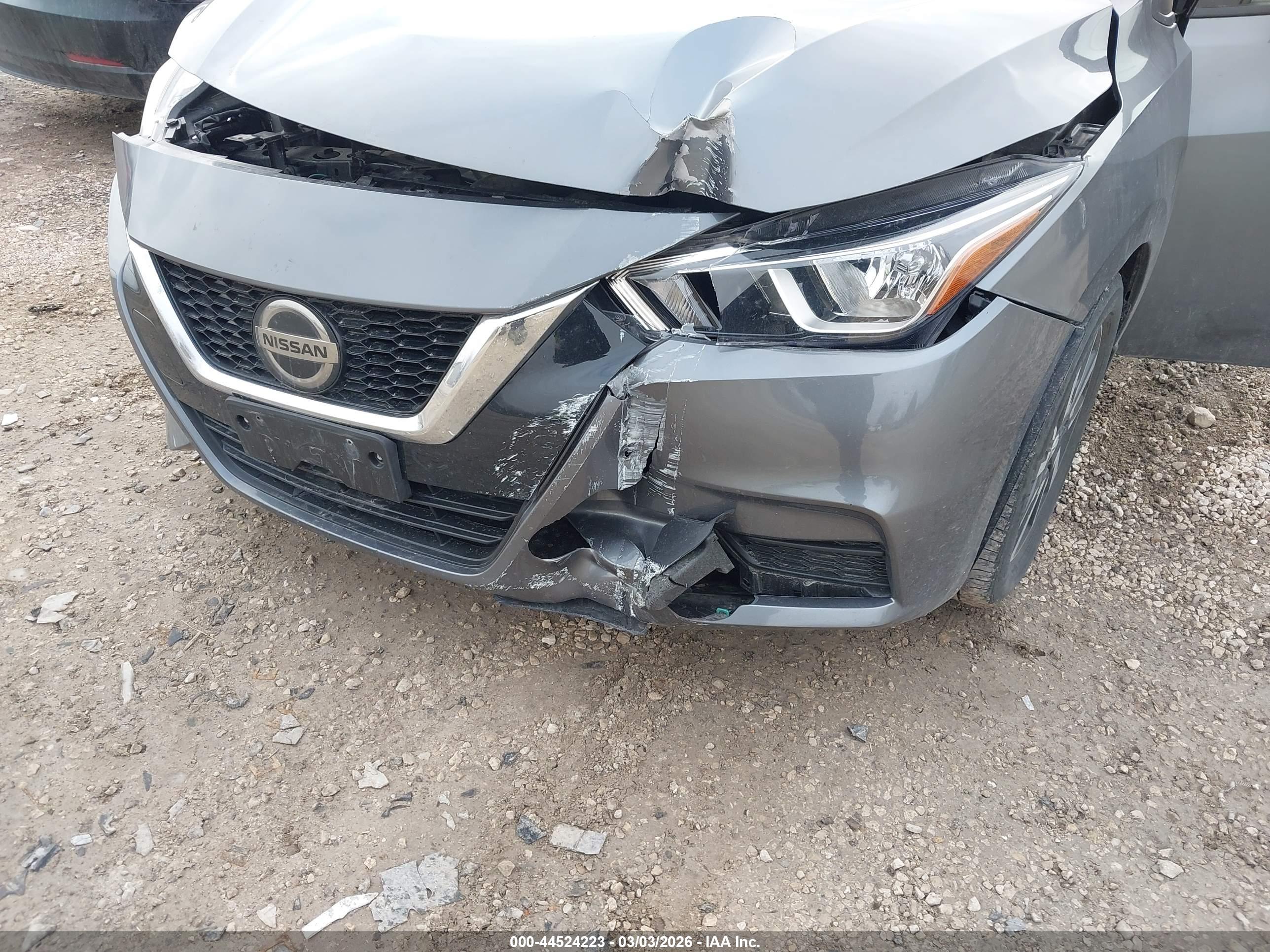 NISSAN VERSA image 6