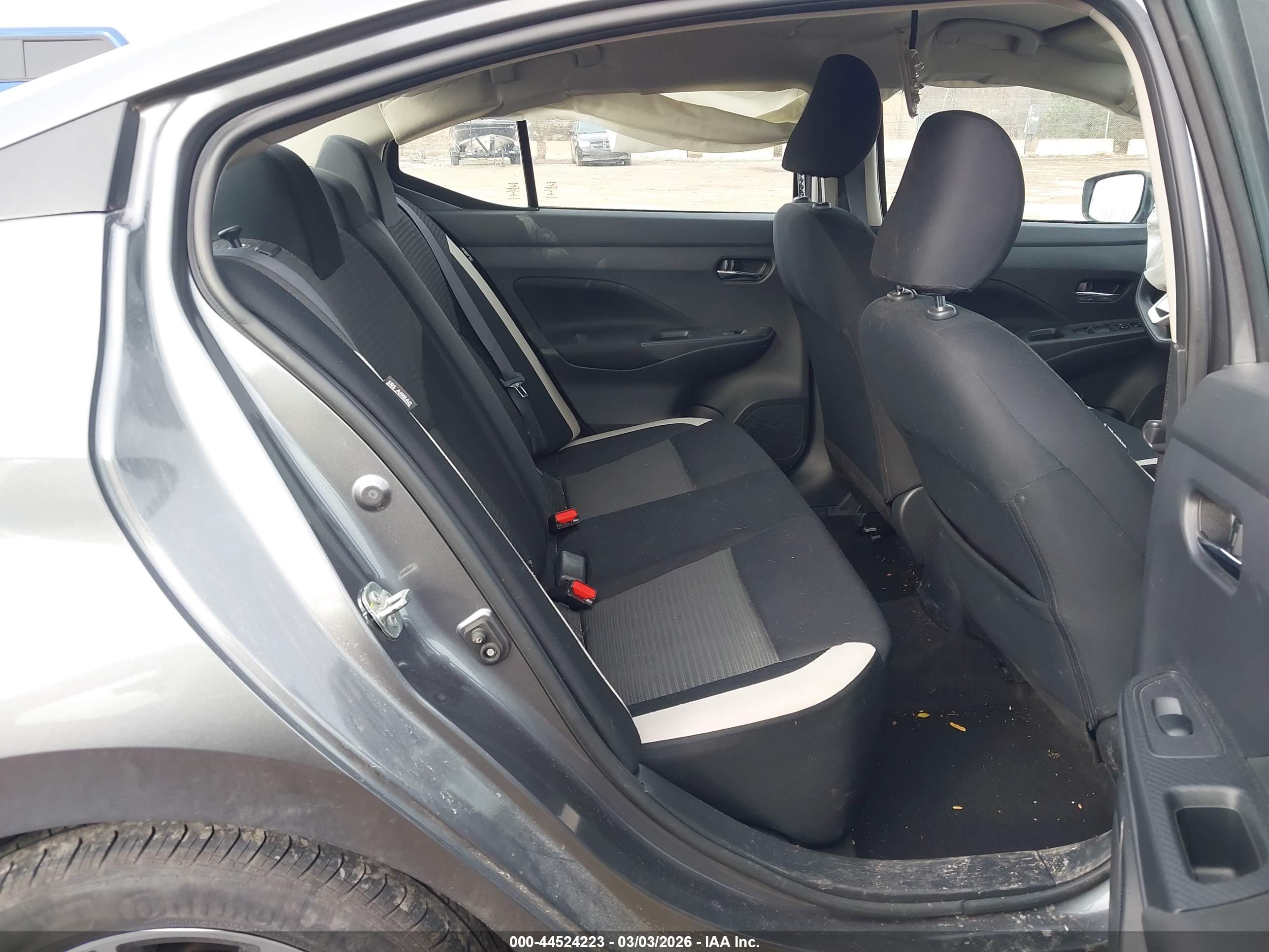 NISSAN VERSA image 8
