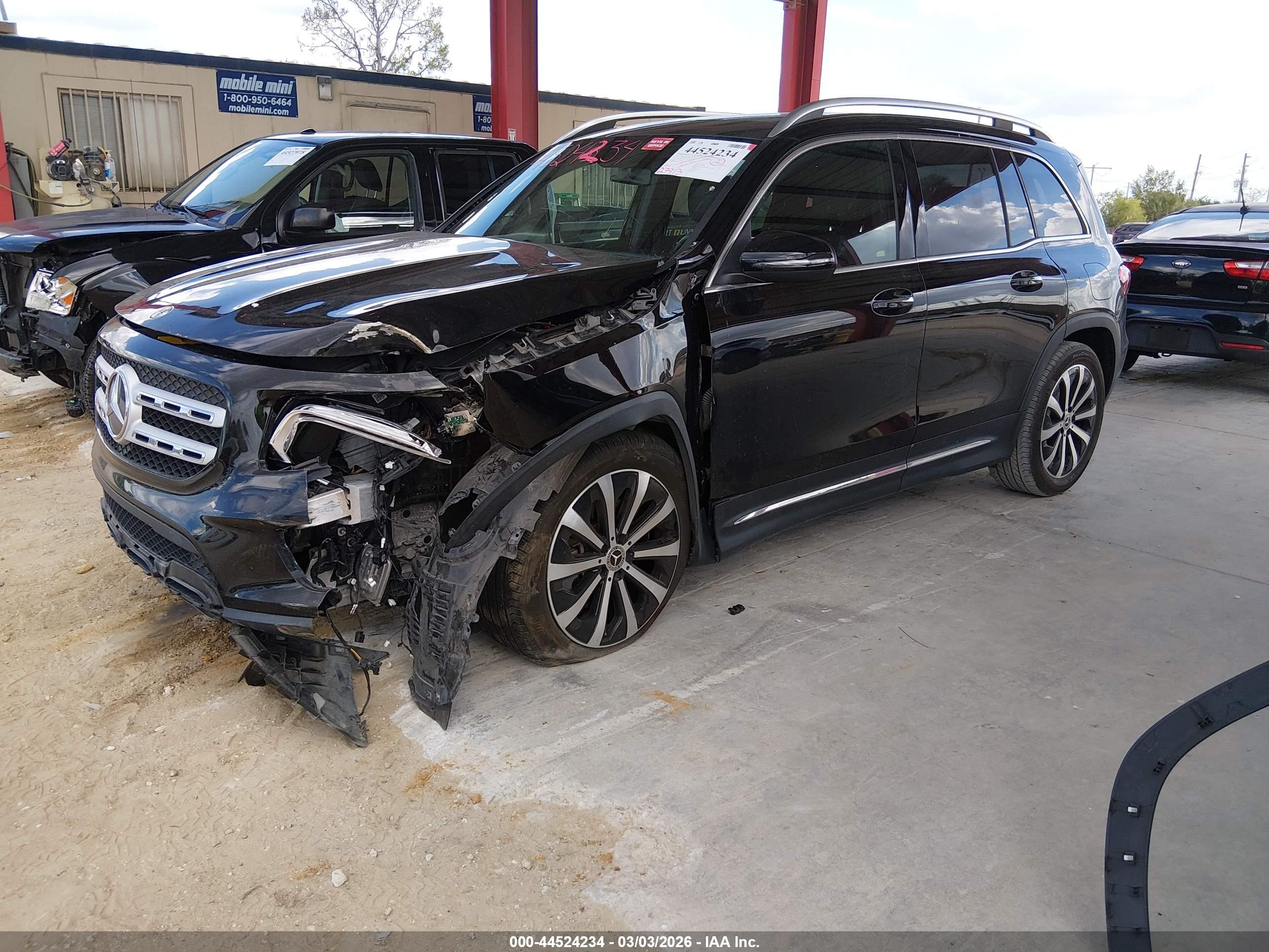 MERCEDES-BENZ GLB image 2