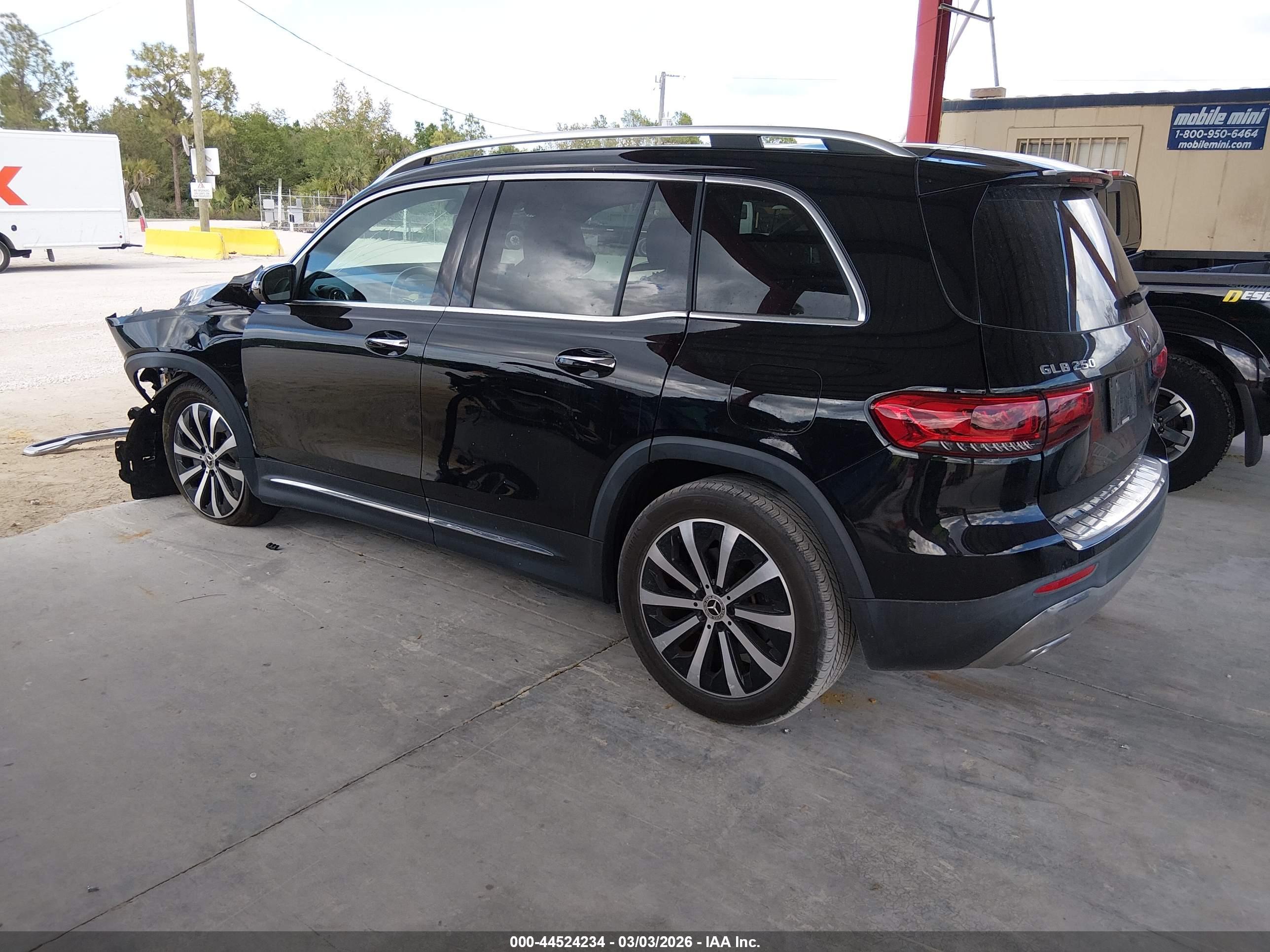 MERCEDES-BENZ GLB image 3
