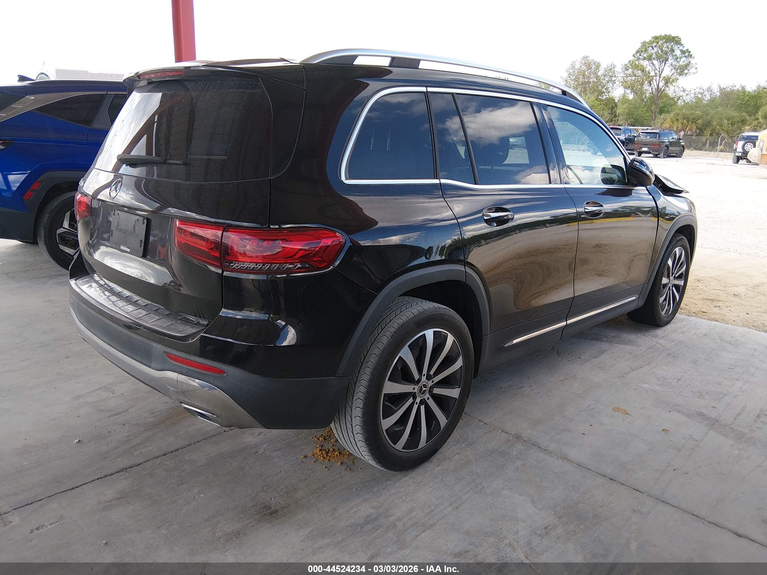 MERCEDES-BENZ GLB image 4