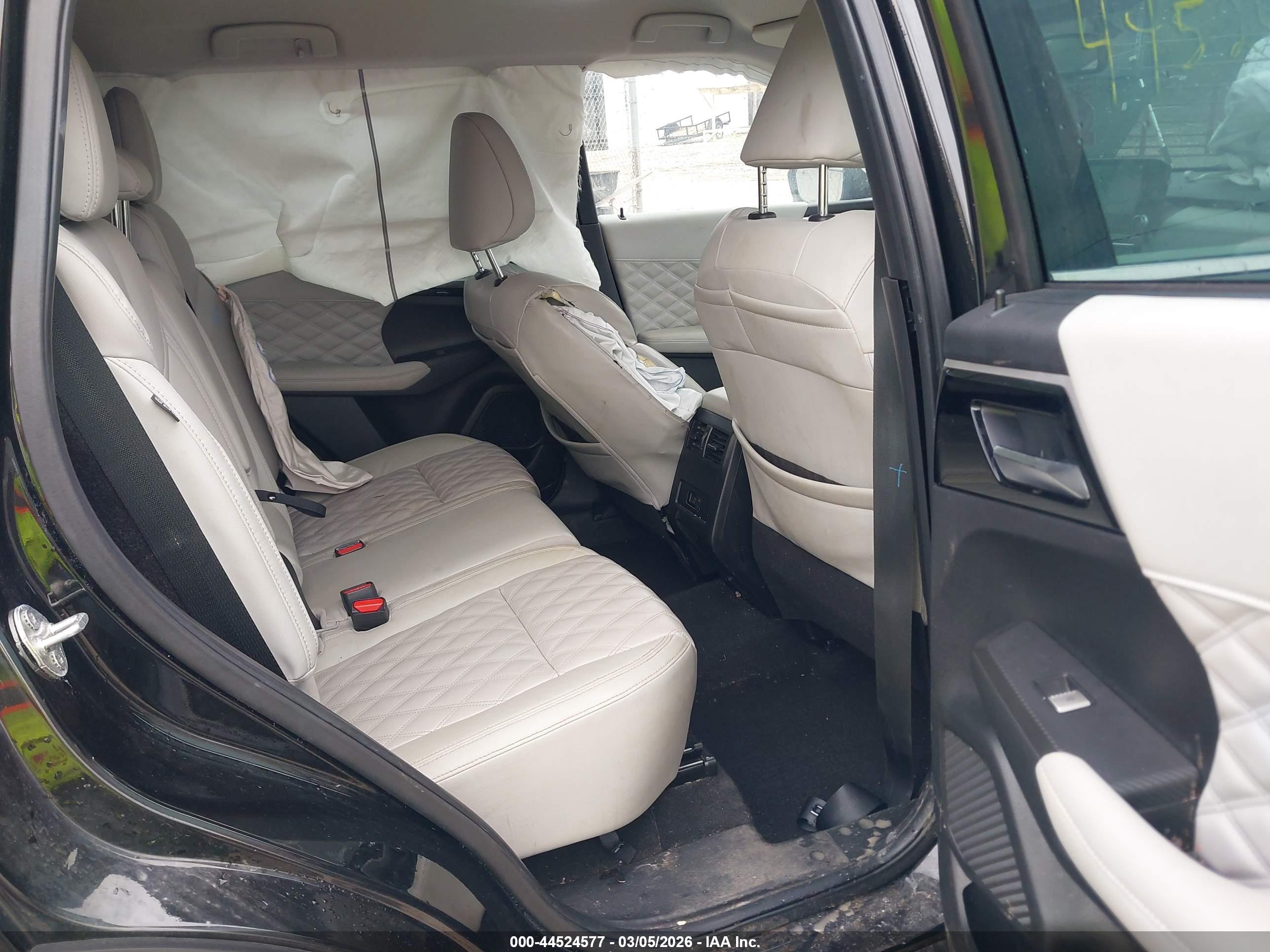 MITSUBISHI OUTLANDER image 8