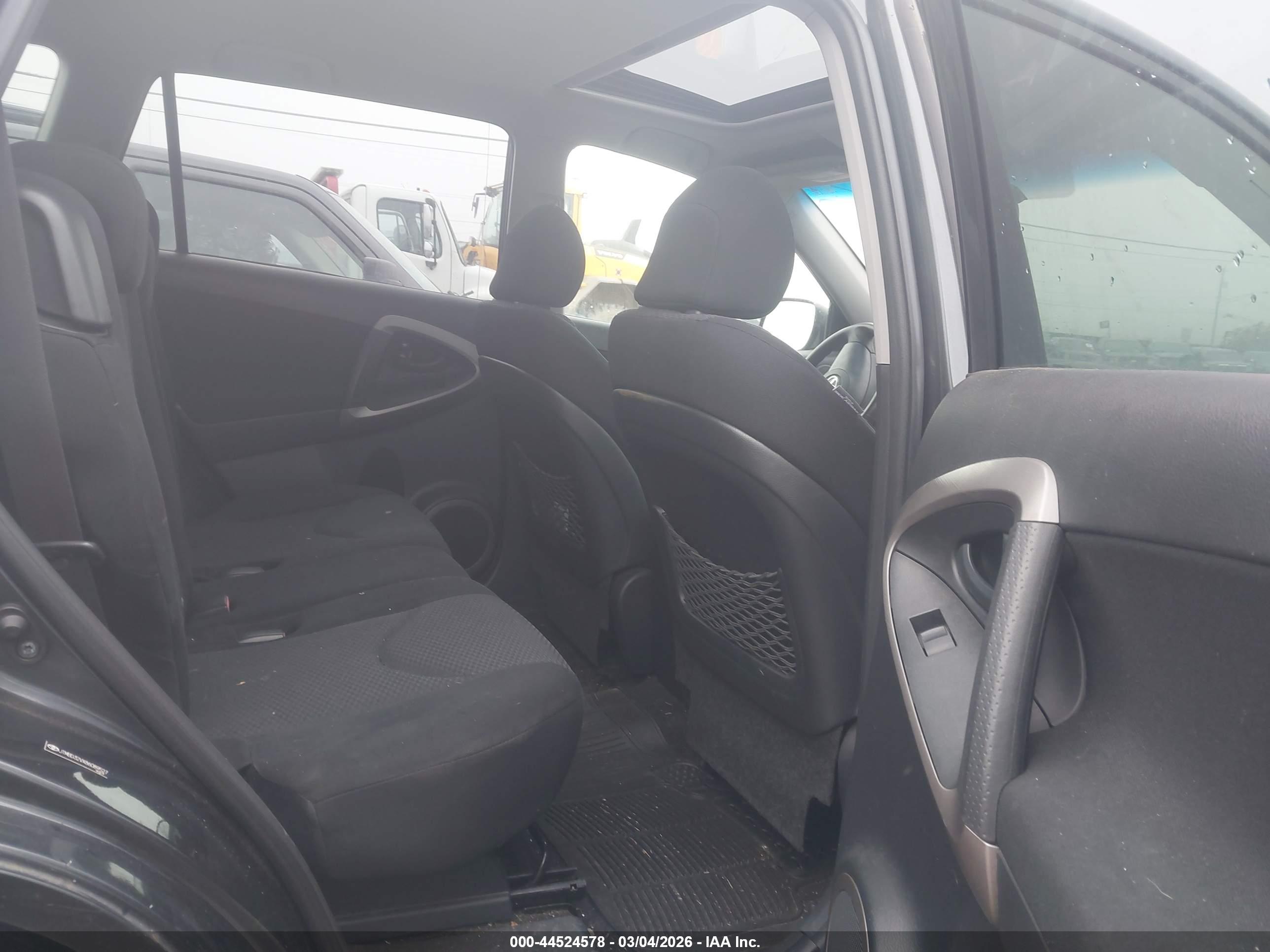 TOYOTA RAV4 image 8