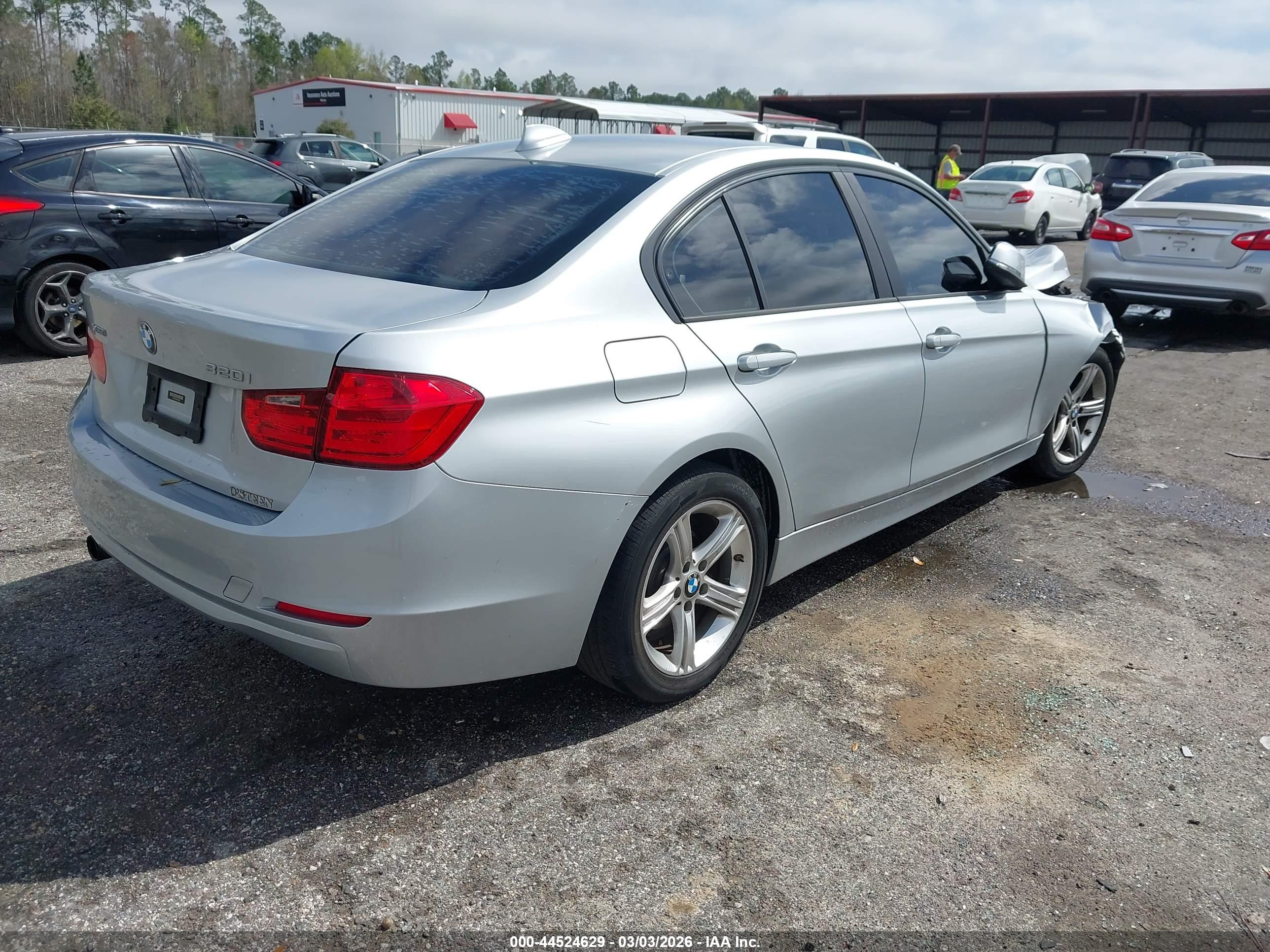 BMW 320I image 4