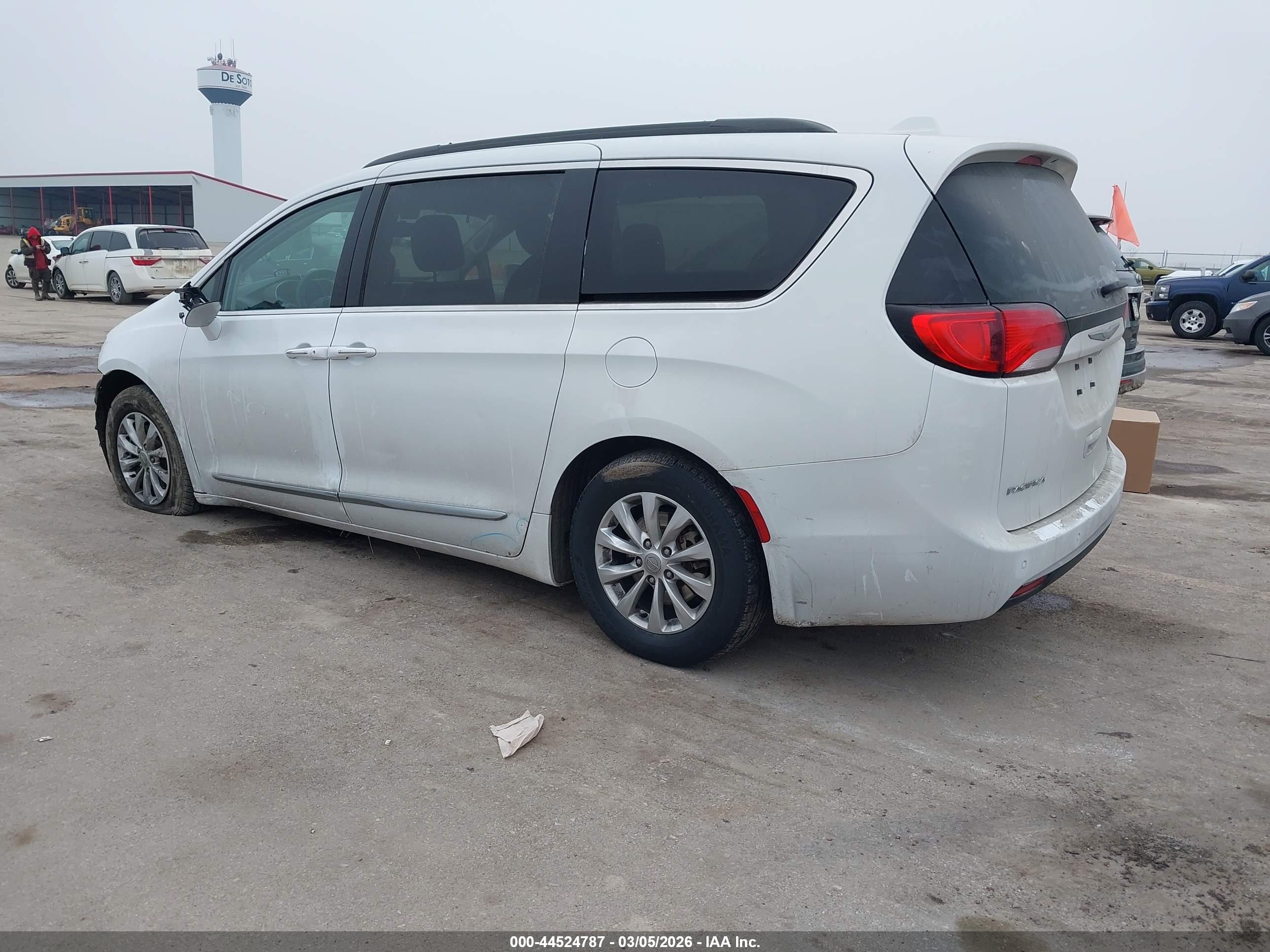 CHRYSLER PACIFICA image 3