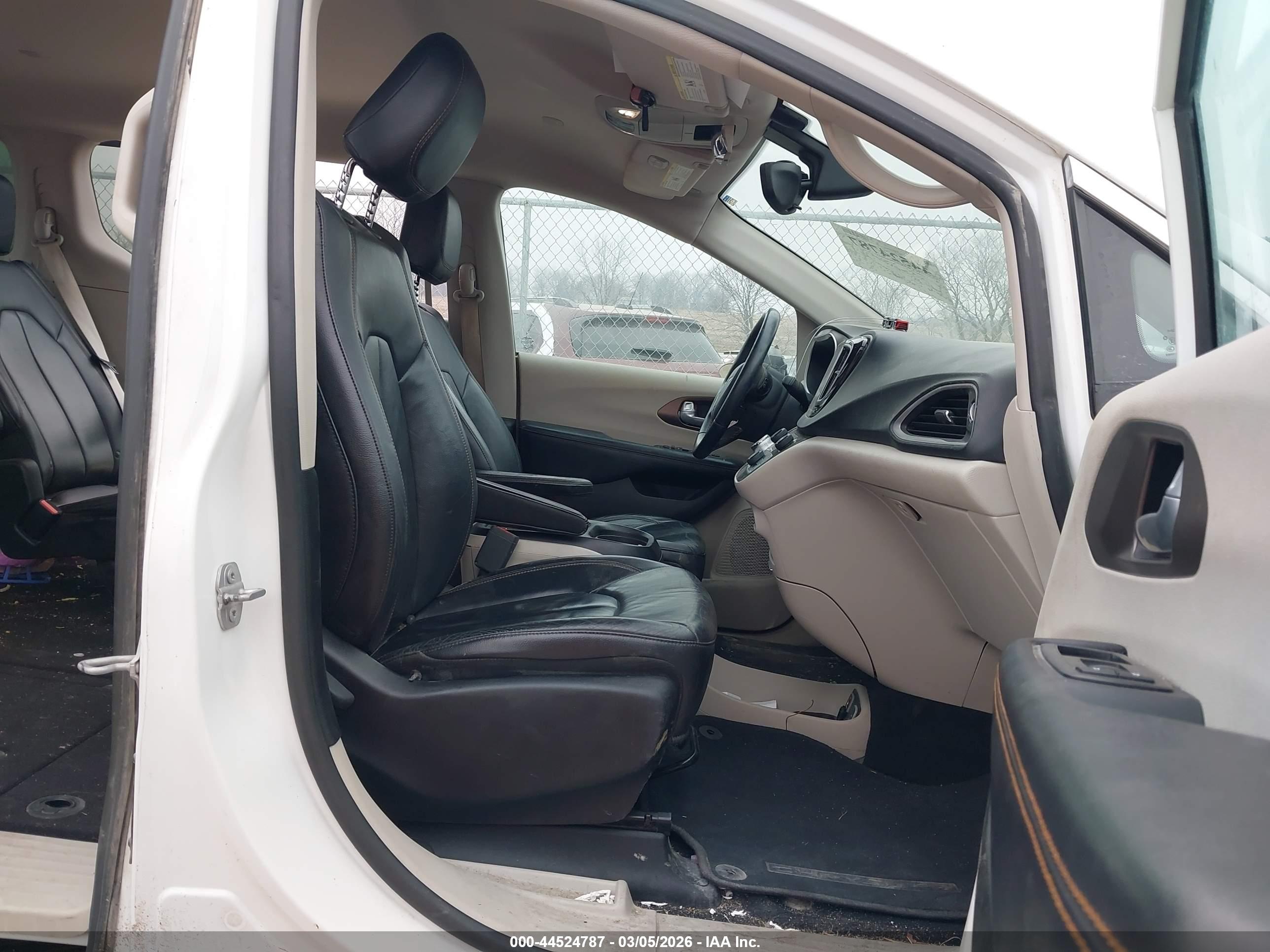 CHRYSLER PACIFICA image 5