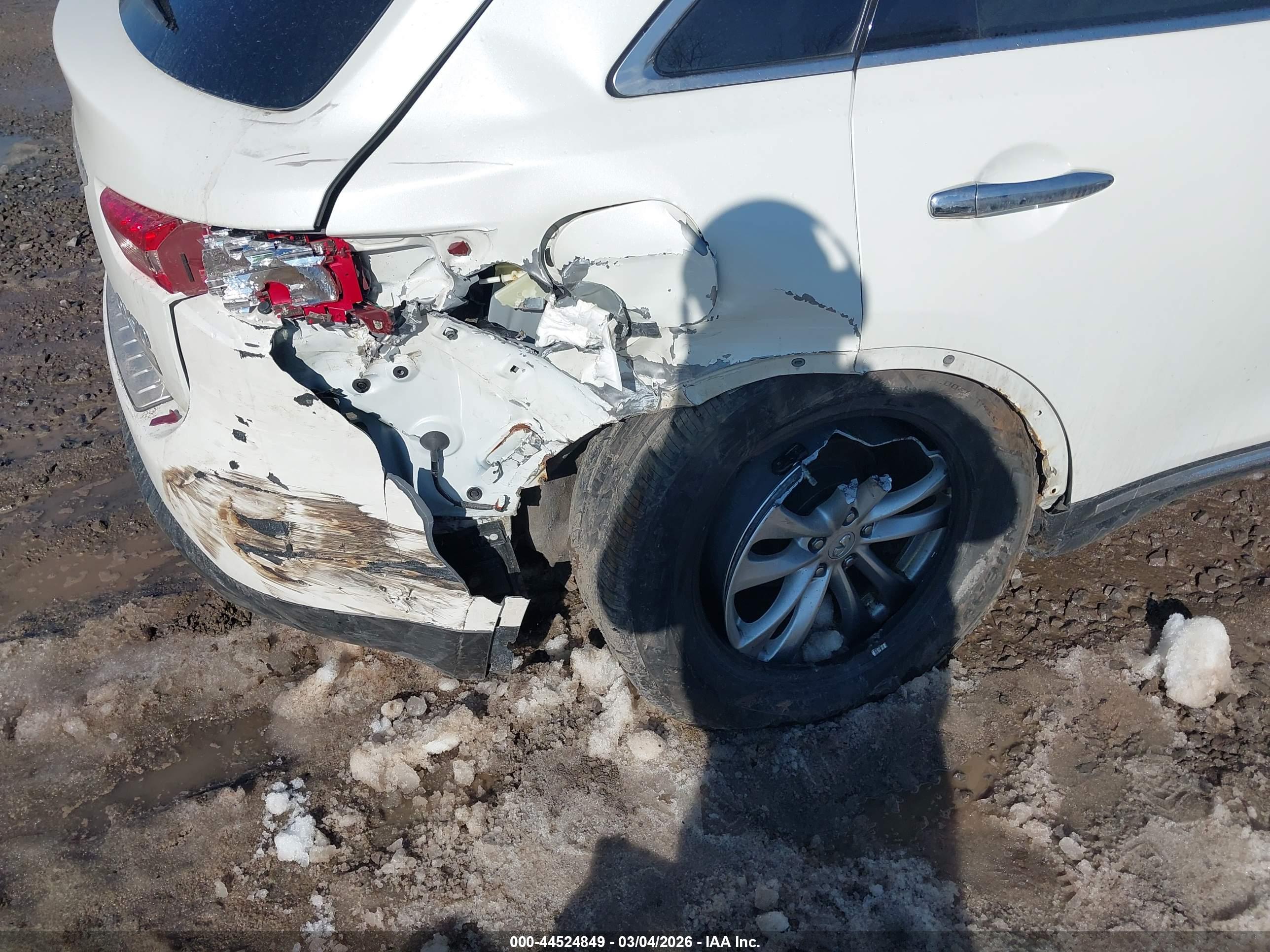INFINITI QX70 image 6