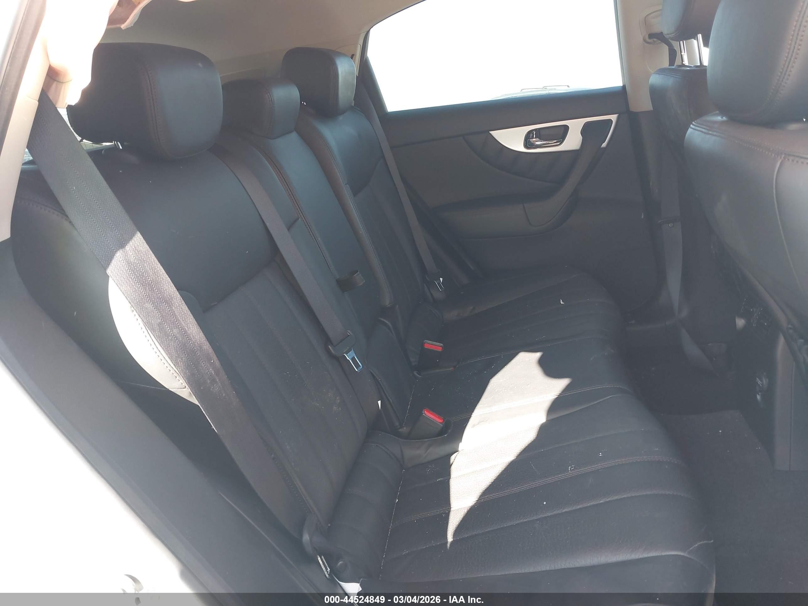 INFINITI QX70 image 8