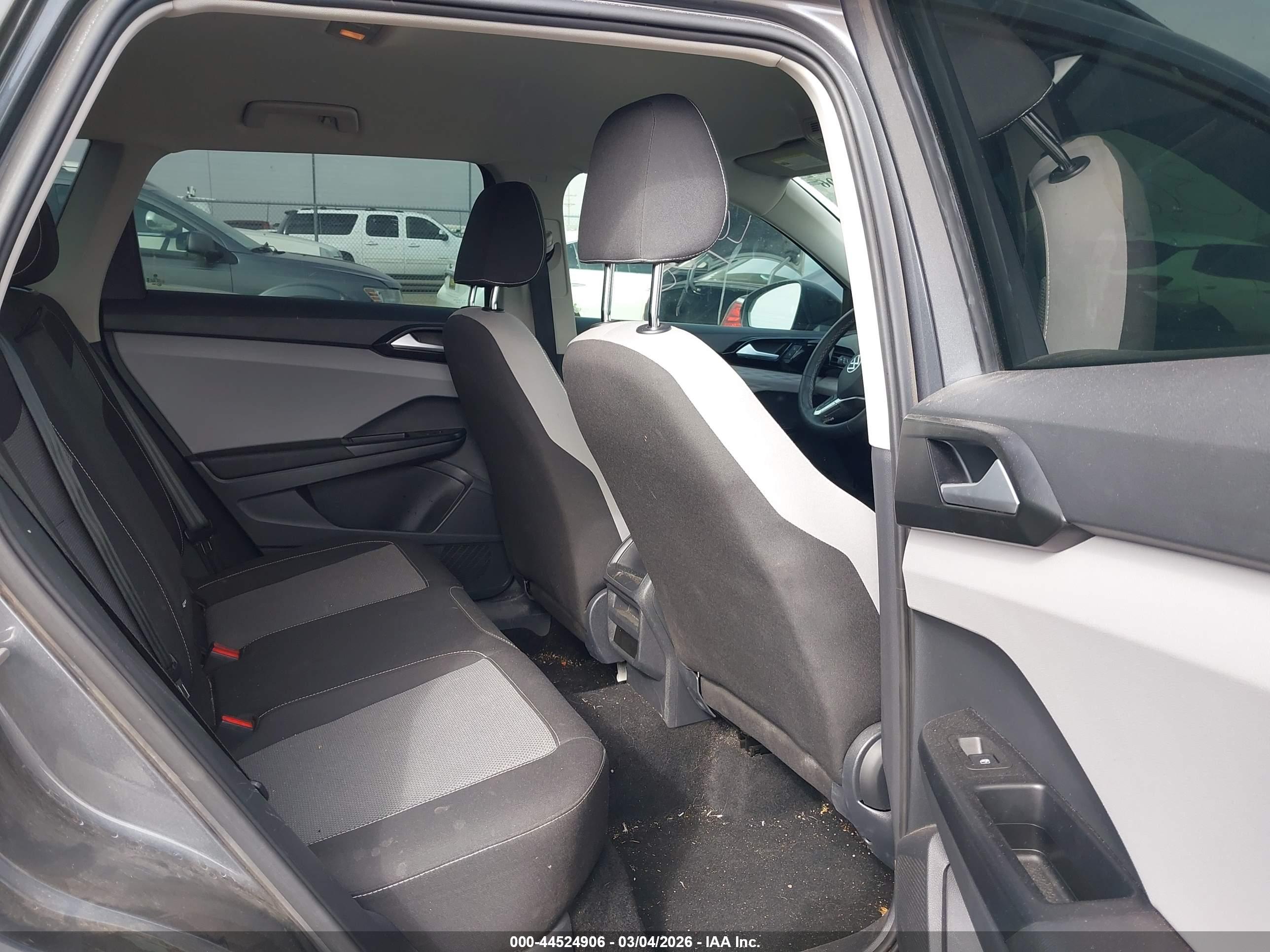 VOLKSWAGEN TAOS image 8