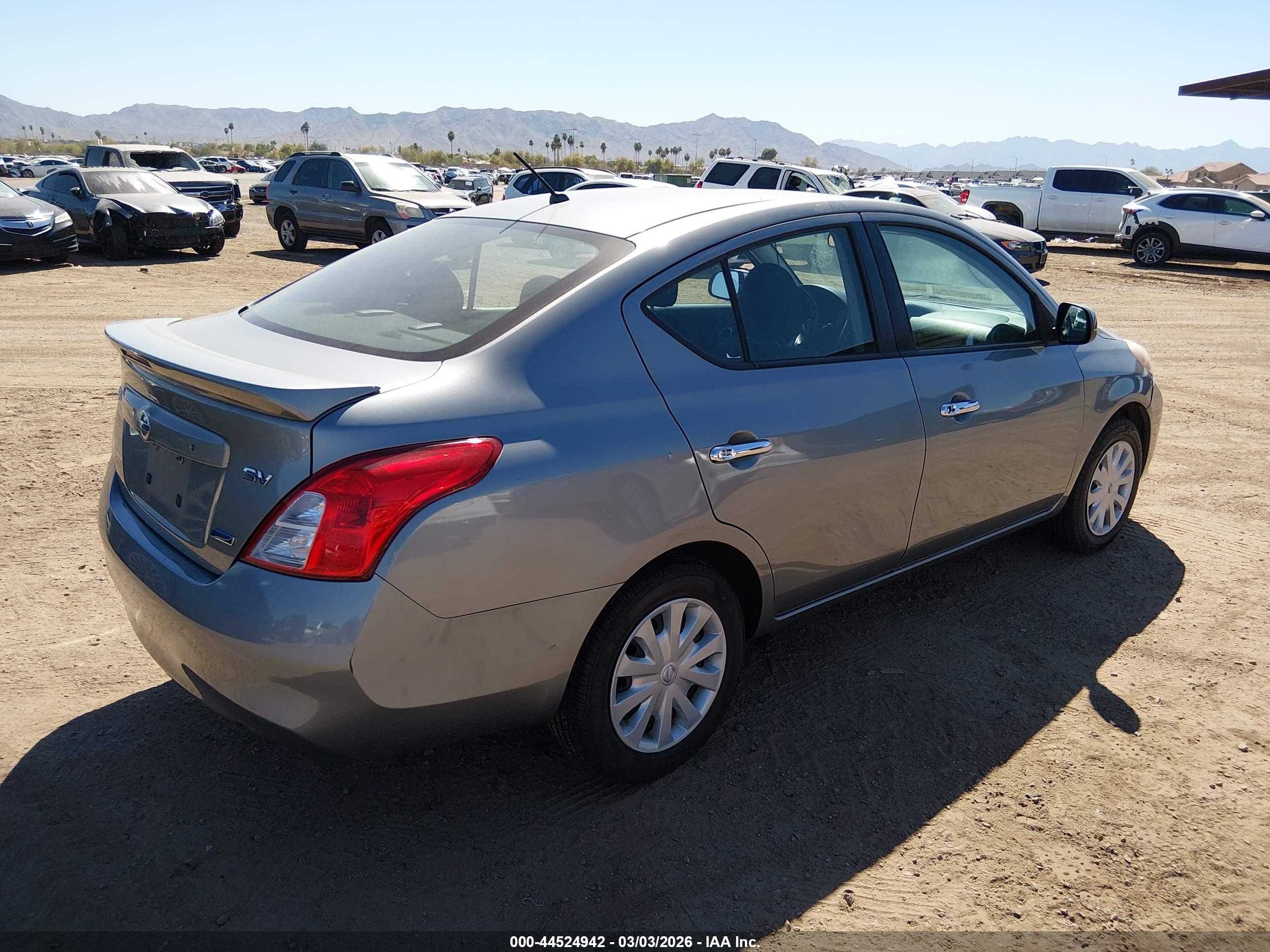 NISSAN VERSA image 4