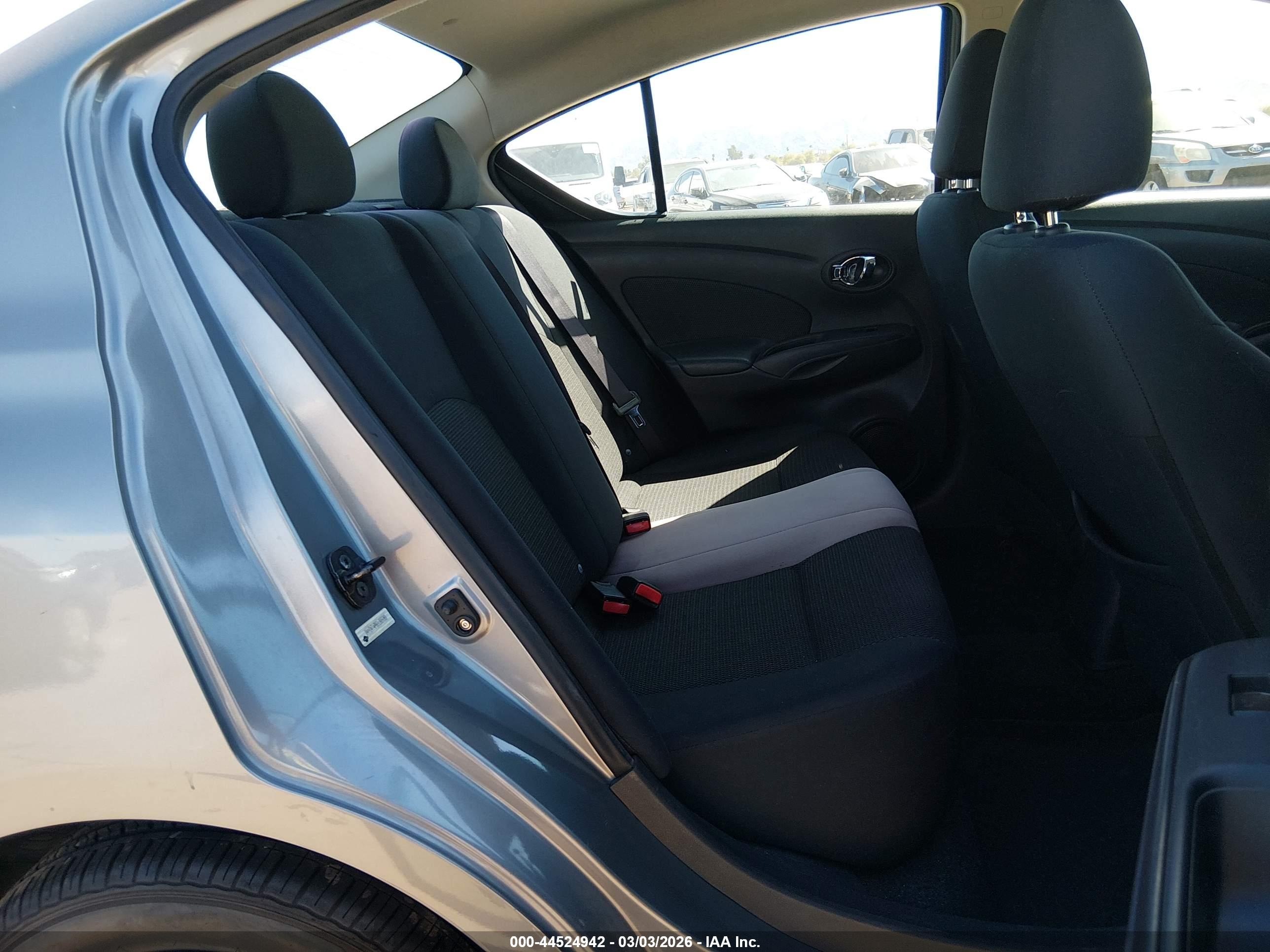 NISSAN VERSA image 8