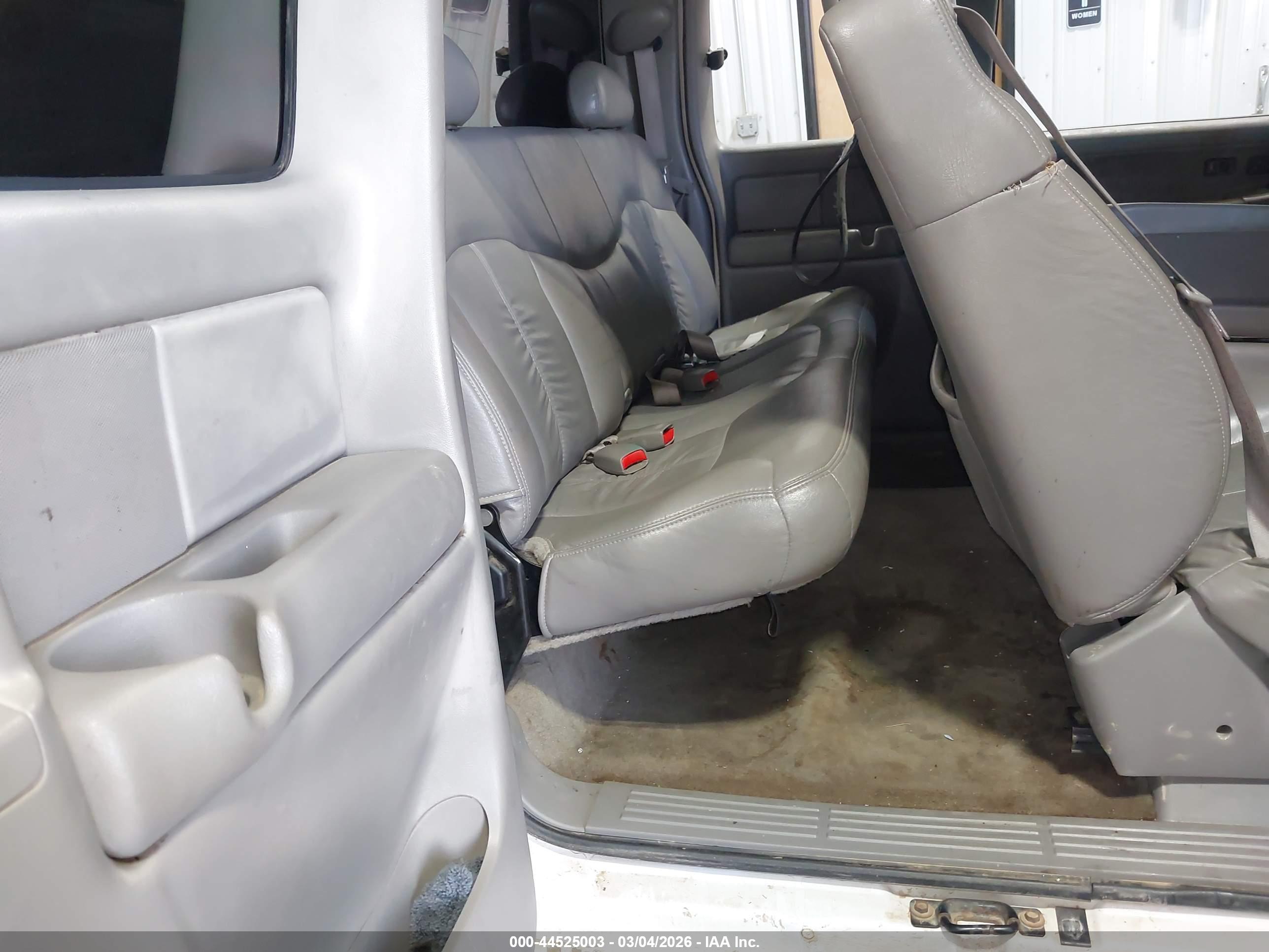CHEVROLET SILVERADO image 8