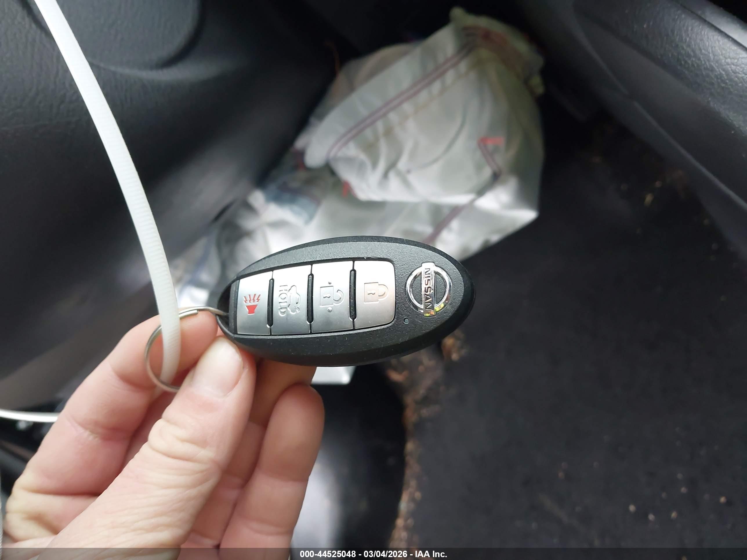 NISSAN VERSA image 11