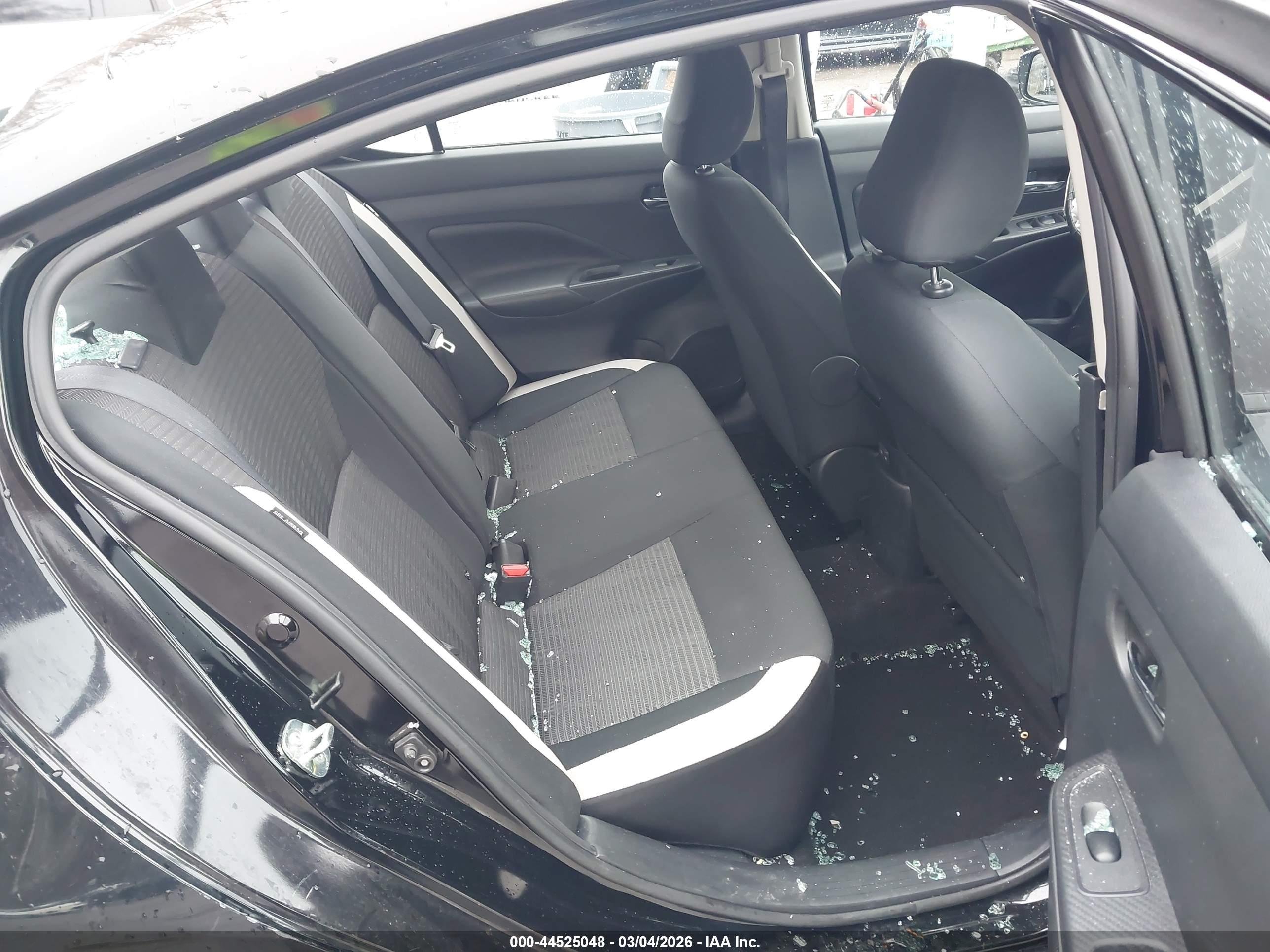 NISSAN VERSA image 8