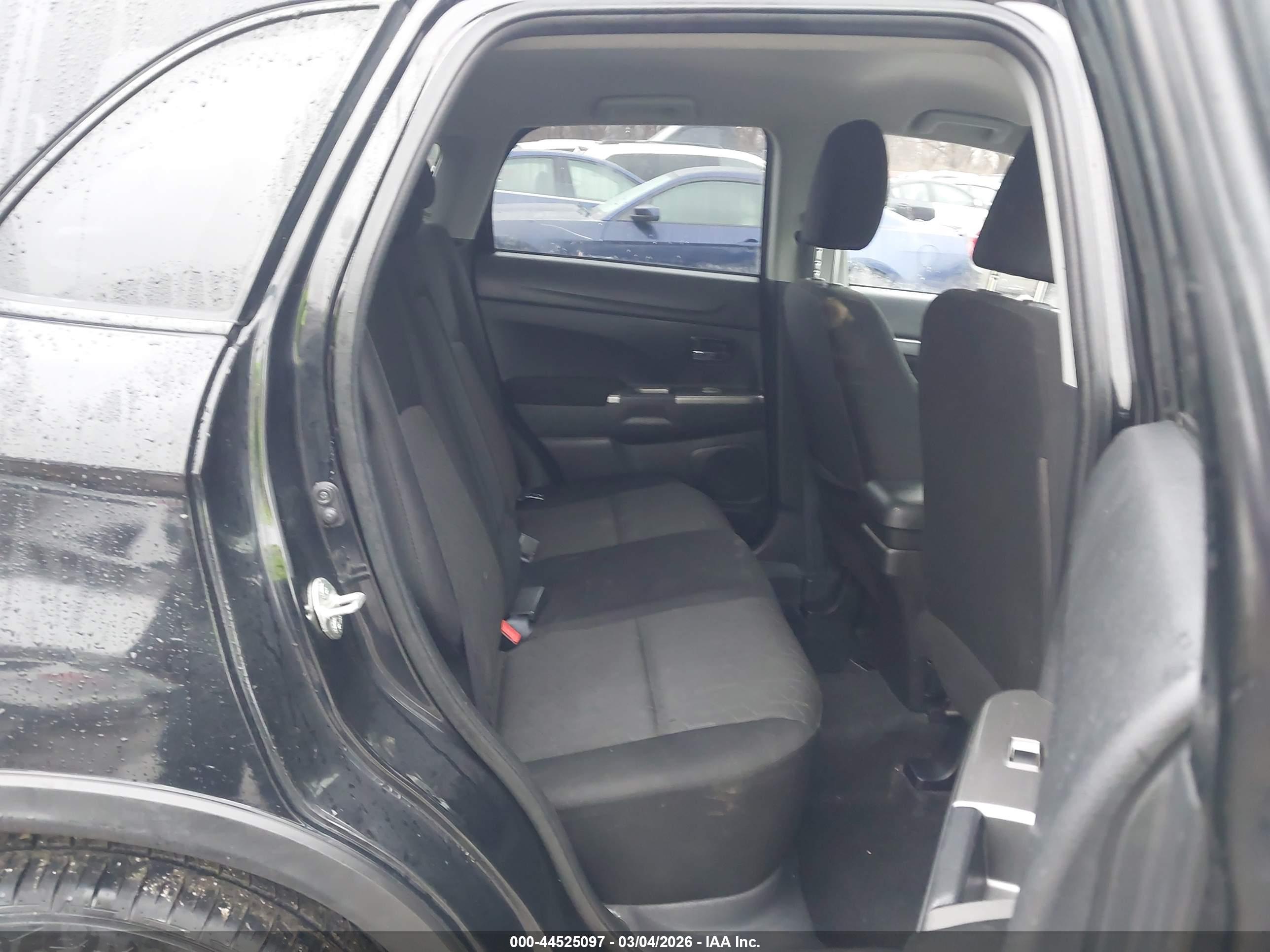 MITSUBISHI OUTLANDER image 8
