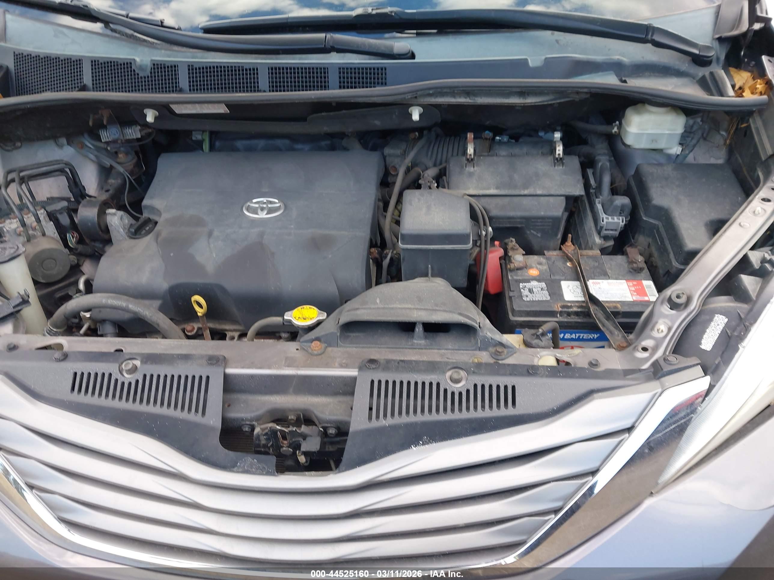 TOYOTA SIENNA image 10