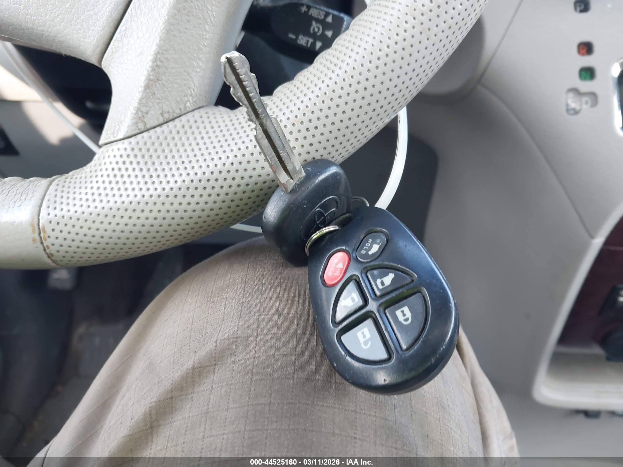 TOYOTA SIENNA image 11