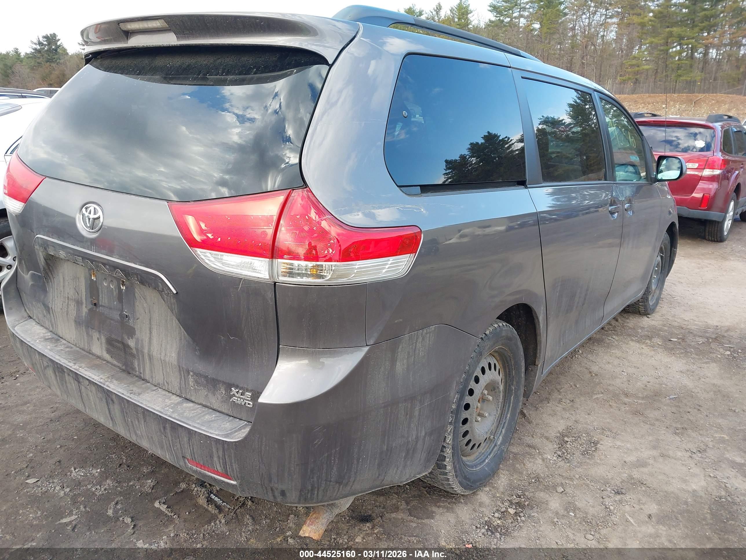 TOYOTA SIENNA image 4