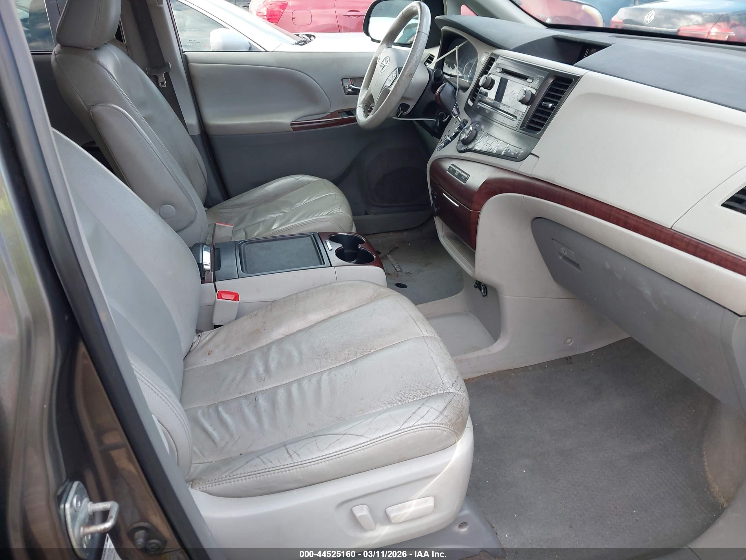 TOYOTA SIENNA image 5