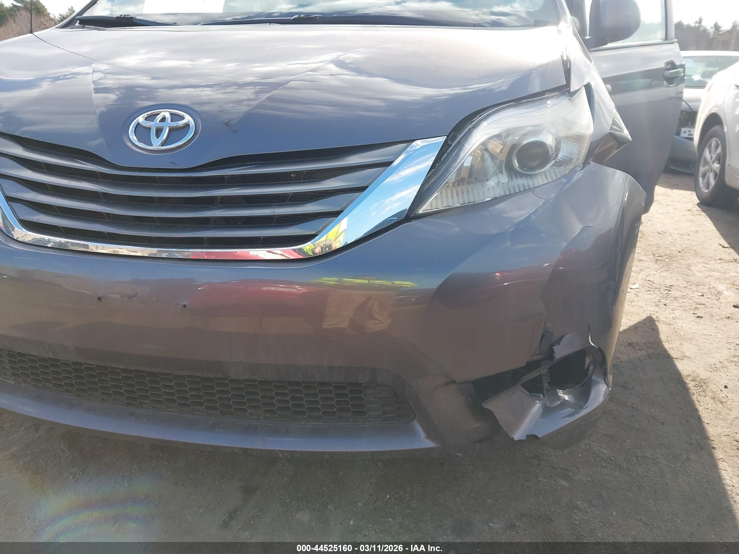 TOYOTA SIENNA image 6