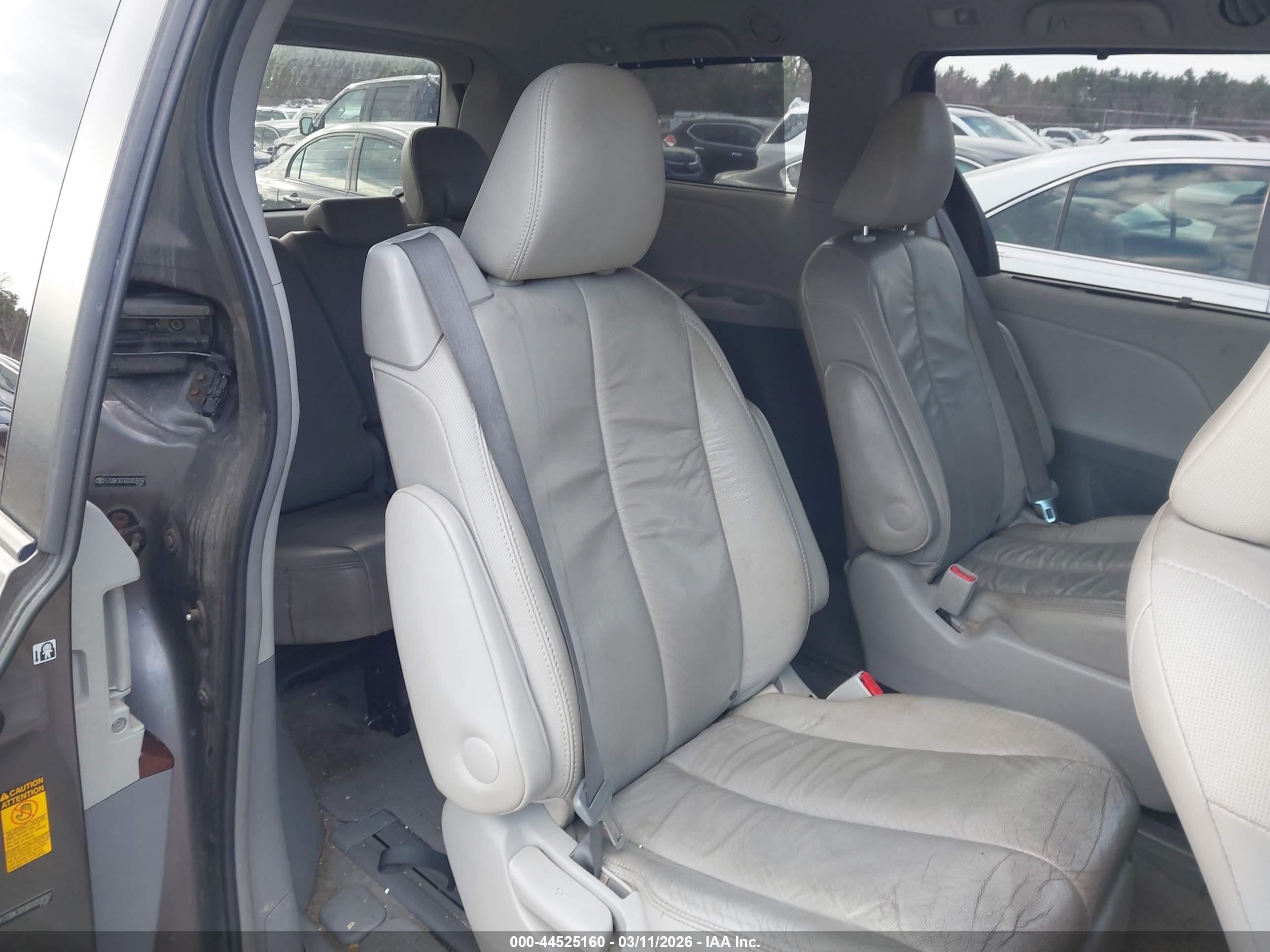 TOYOTA SIENNA image 8
